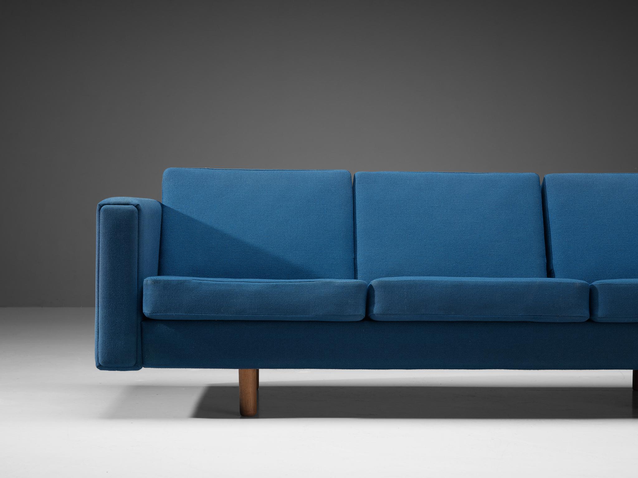 Hans J. Wegner for GETAMA Sofa in Oak and Blue Upholstery In Good Condition For Sale In Waalwijk, NL