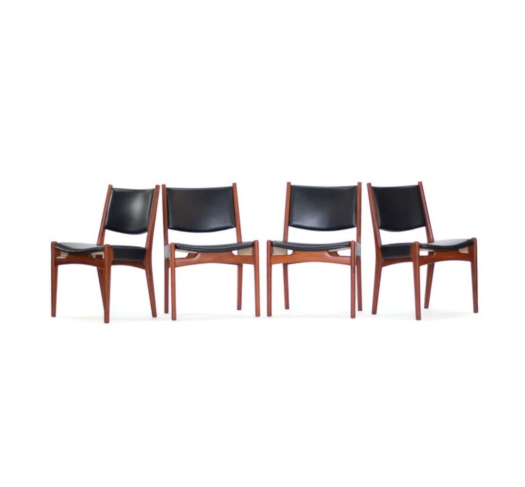 Nice set of six original Hans J. Wegner for Johannes Hansen JH-525 and JH-526 dining chairs in teak. Original black oxhide leather upholstery. One owner with original invoice and documentation from Johannes Hansen included.
Thick, solid teak frames