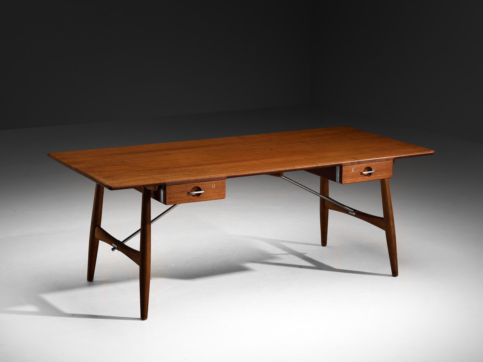 Hans J. Wegner für Johannes Hansen, Schreibtisch, Modell 'JH571', Teak, Eiche, Metall, Dänemark, 1953

Von allen Schreibtischen, die Wegner entworfen hat, ist der 