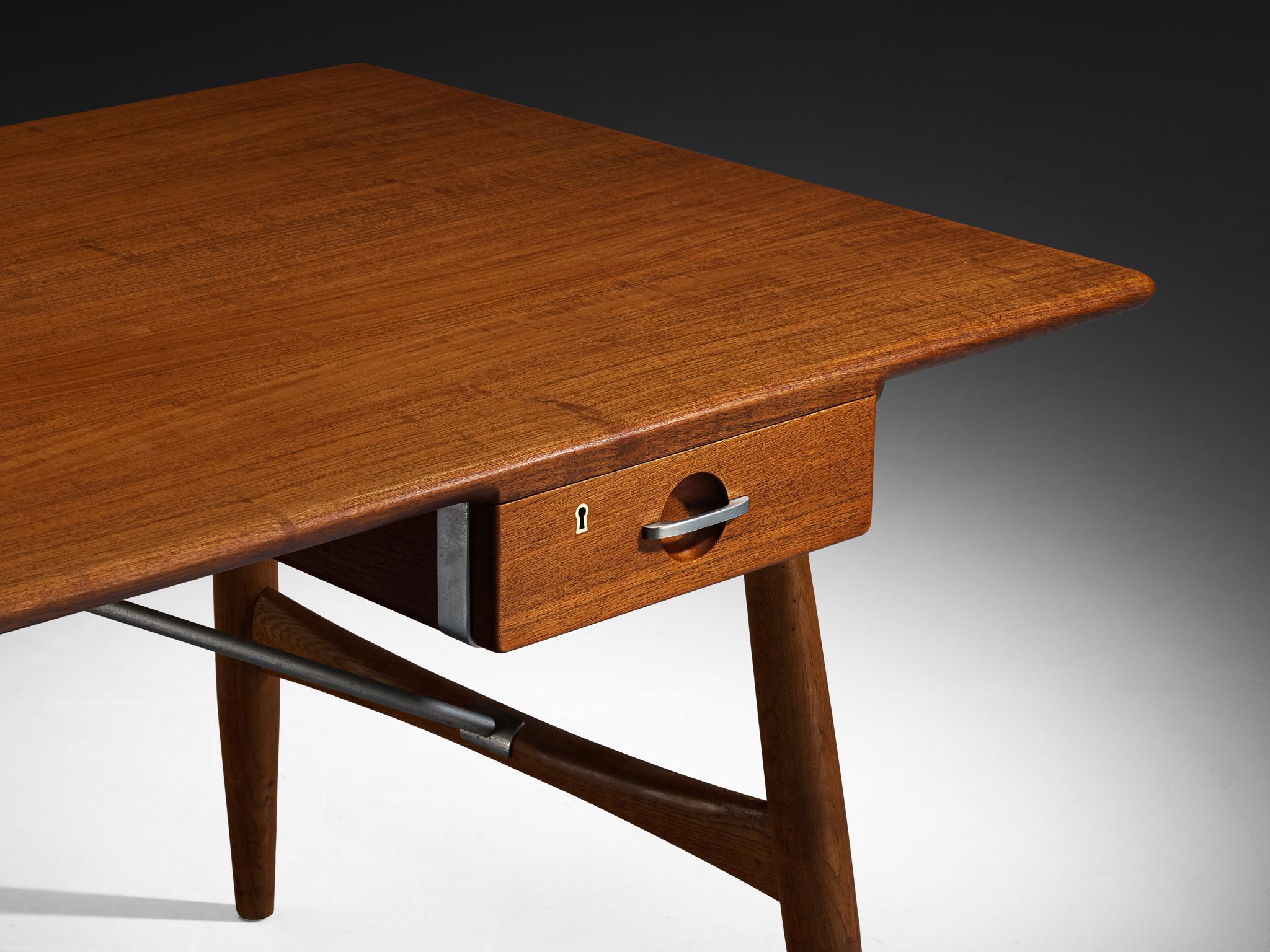 Hans J. Wegner für Johannes Hansen Seltener 'Architektenschreibtisch' aus Teak und Eiche (Skandinavische Moderne) im Angebot