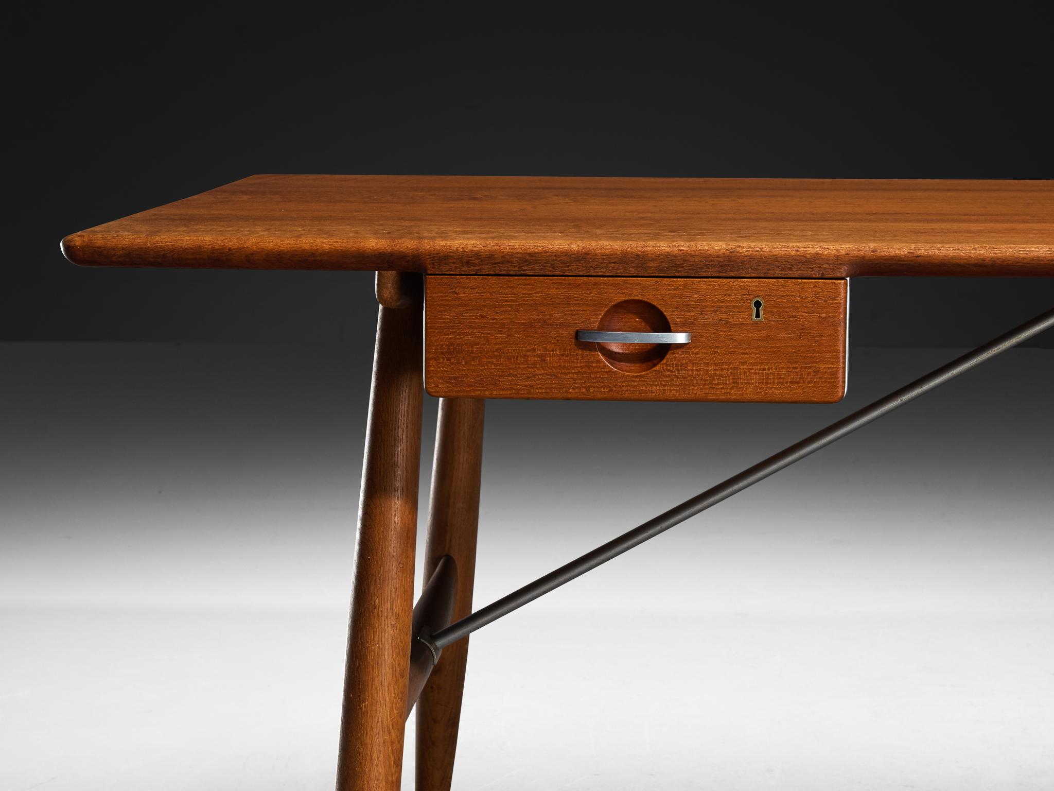 Hans J. Wegner für Johannes Hansen Seltener 'Architektenschreibtisch' aus Teak und Eiche (Dänisch) im Angebot