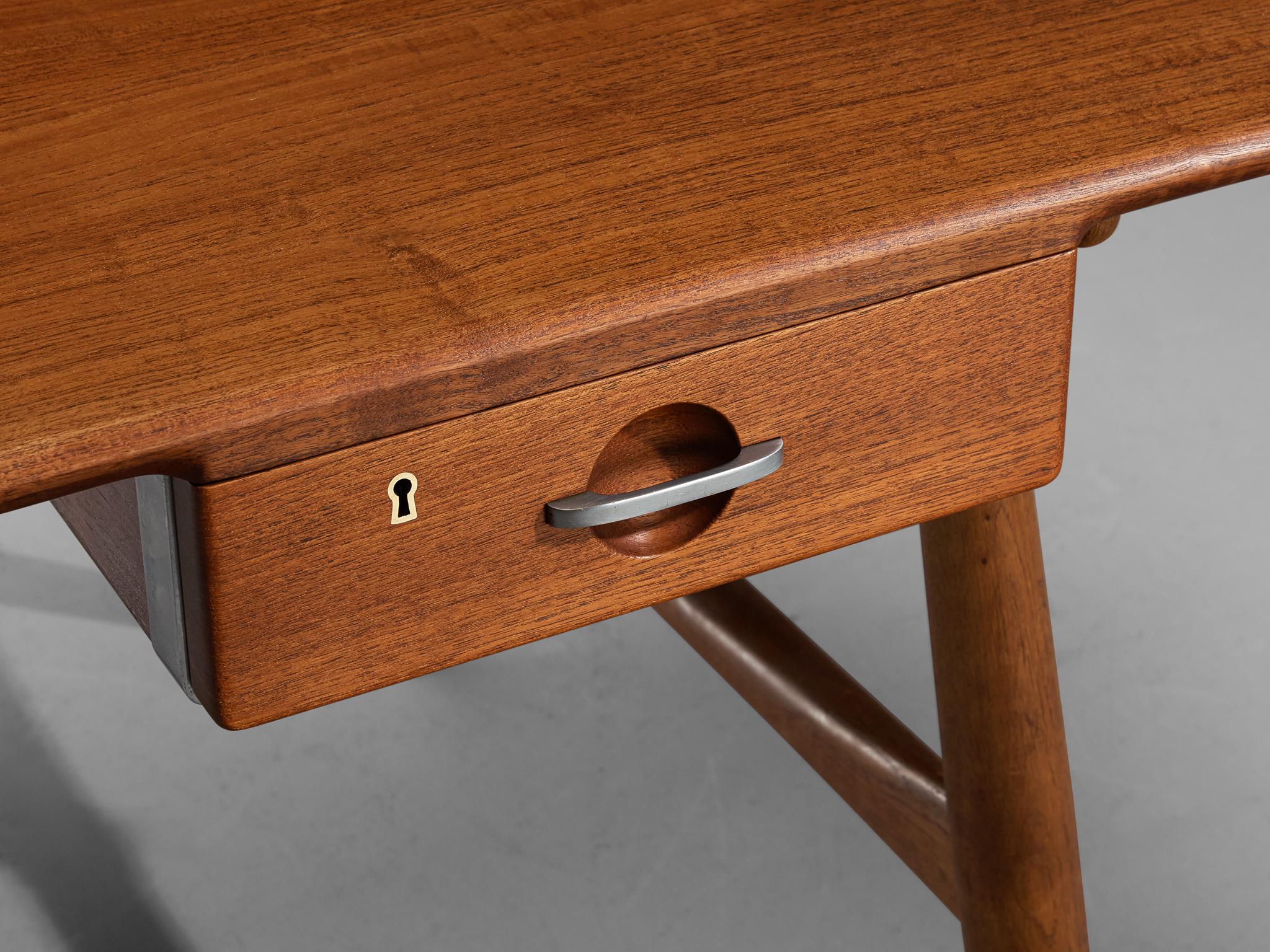 Hans J. Wegner für Johannes Hansen Seltener 'Architektenschreibtisch' aus Teak und Eiche (Metall) im Angebot