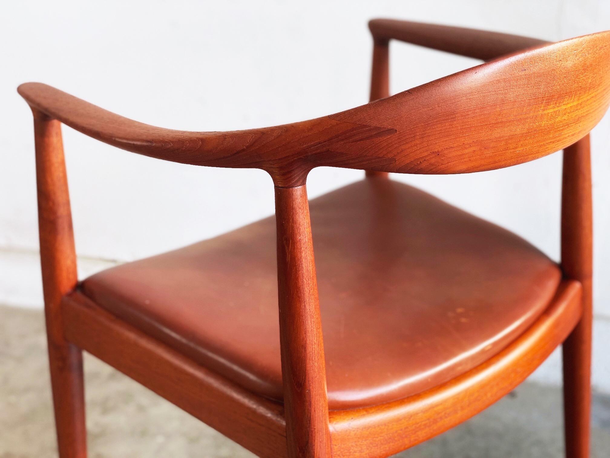 Hans J. Wegner for Johannes Hansen Teak and Cognac Leather Round Chair In Good Condition In San Antonio, TX