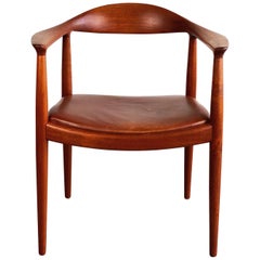 Chaise ronde en teck et cuir cognac de Hans J. Wegner pour Johannes Hansen