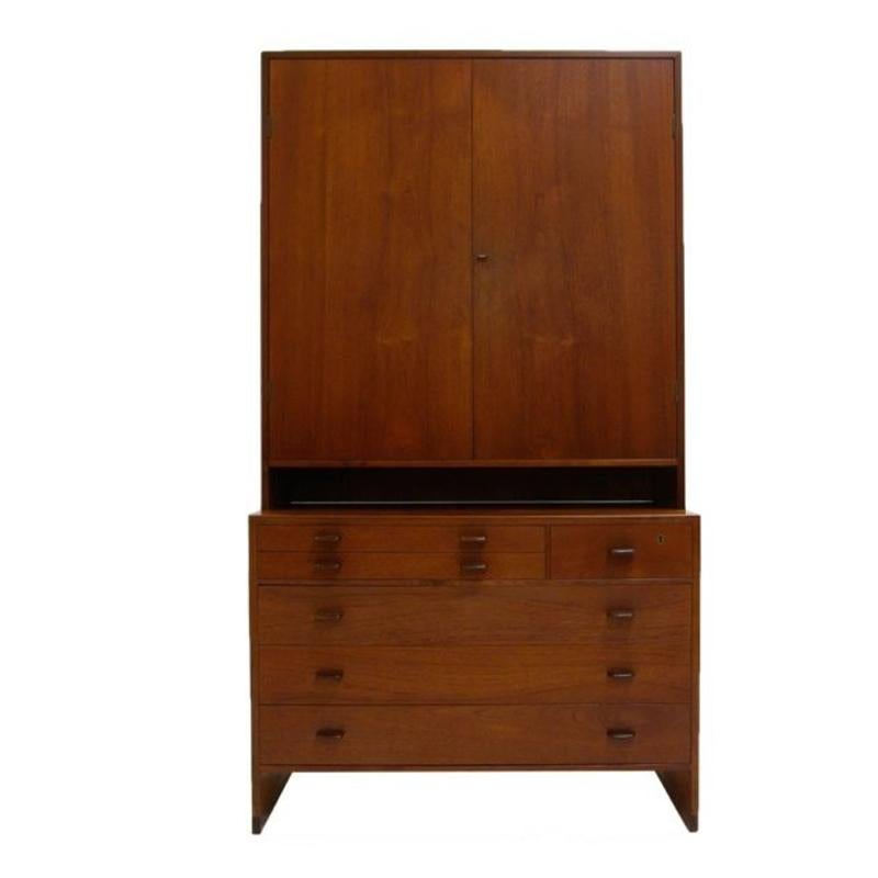 Stunning all original Hans Wegner teak chest with functional top unit. Unit features a six-drawer chest with two felt lined top drawers. Features a cabinet that opens and houses contrasting birchwood shelving. 
Measures: 39.5