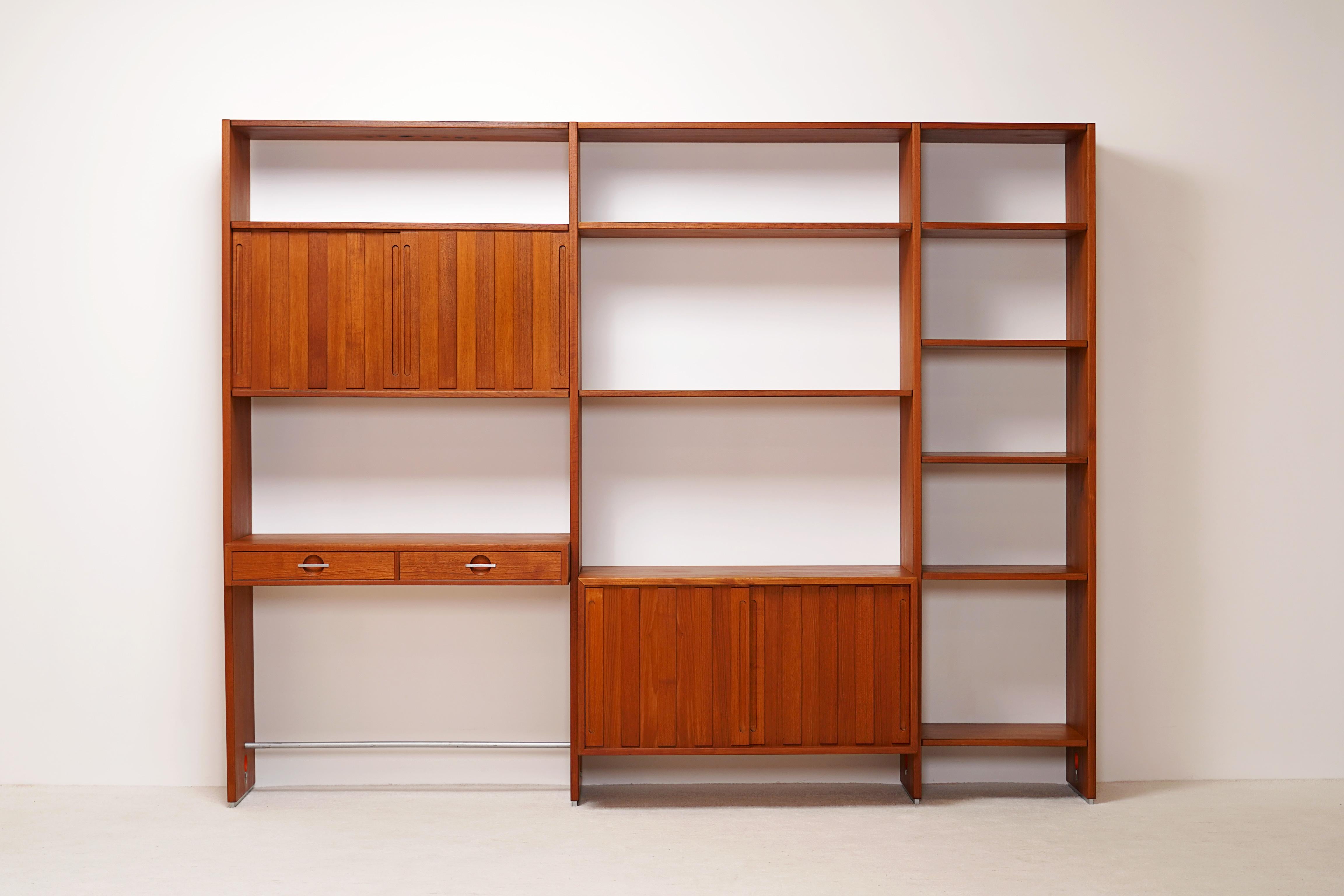 Scandinavo moderno Hans J. Wegner per Ry Møbler, Sistema di scaffalature in teak modello RY100, c.C. 1961 in vendita