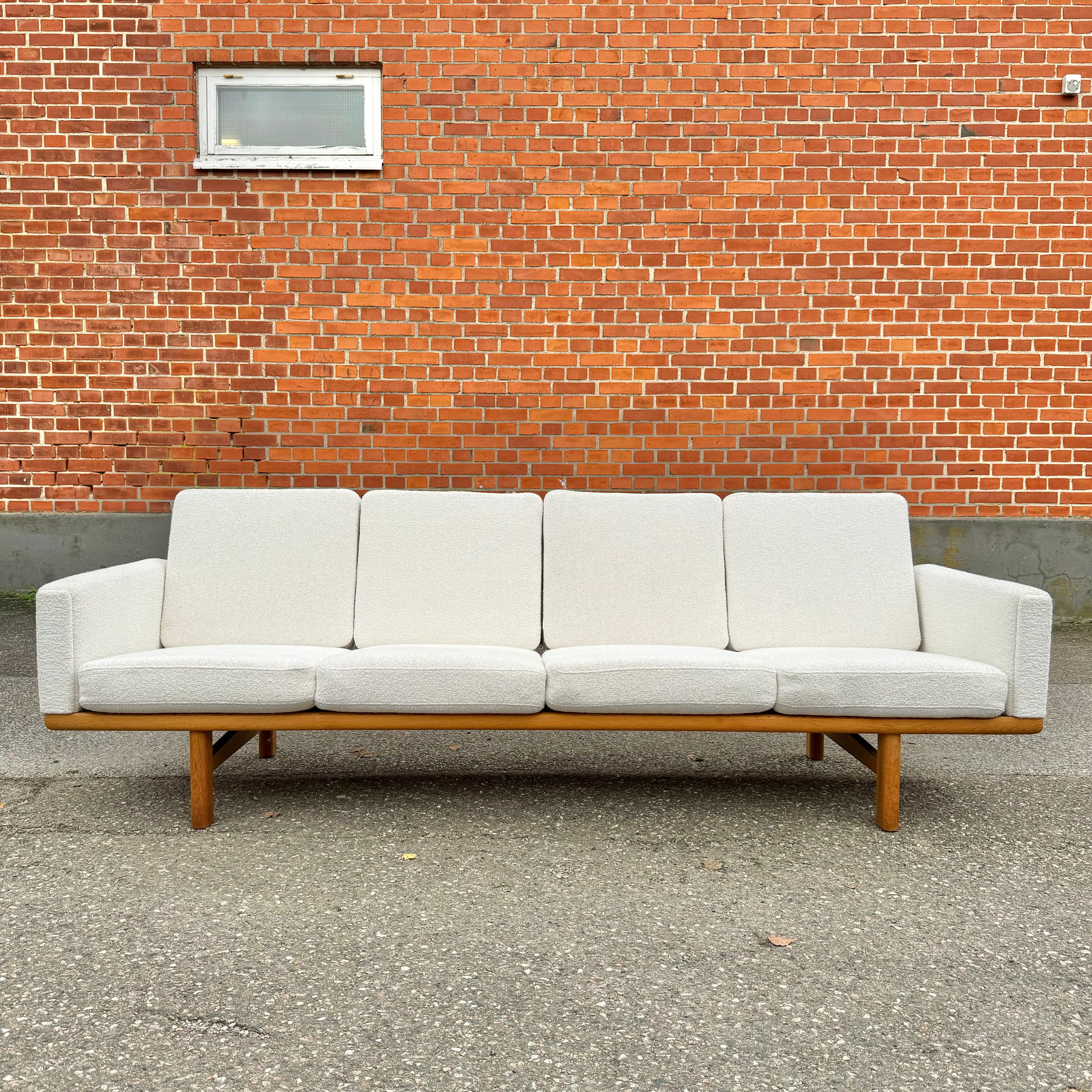 Hans J. Wegner Viersitzer-Sofa, neu gepolstert mit Bouclè-Stoff