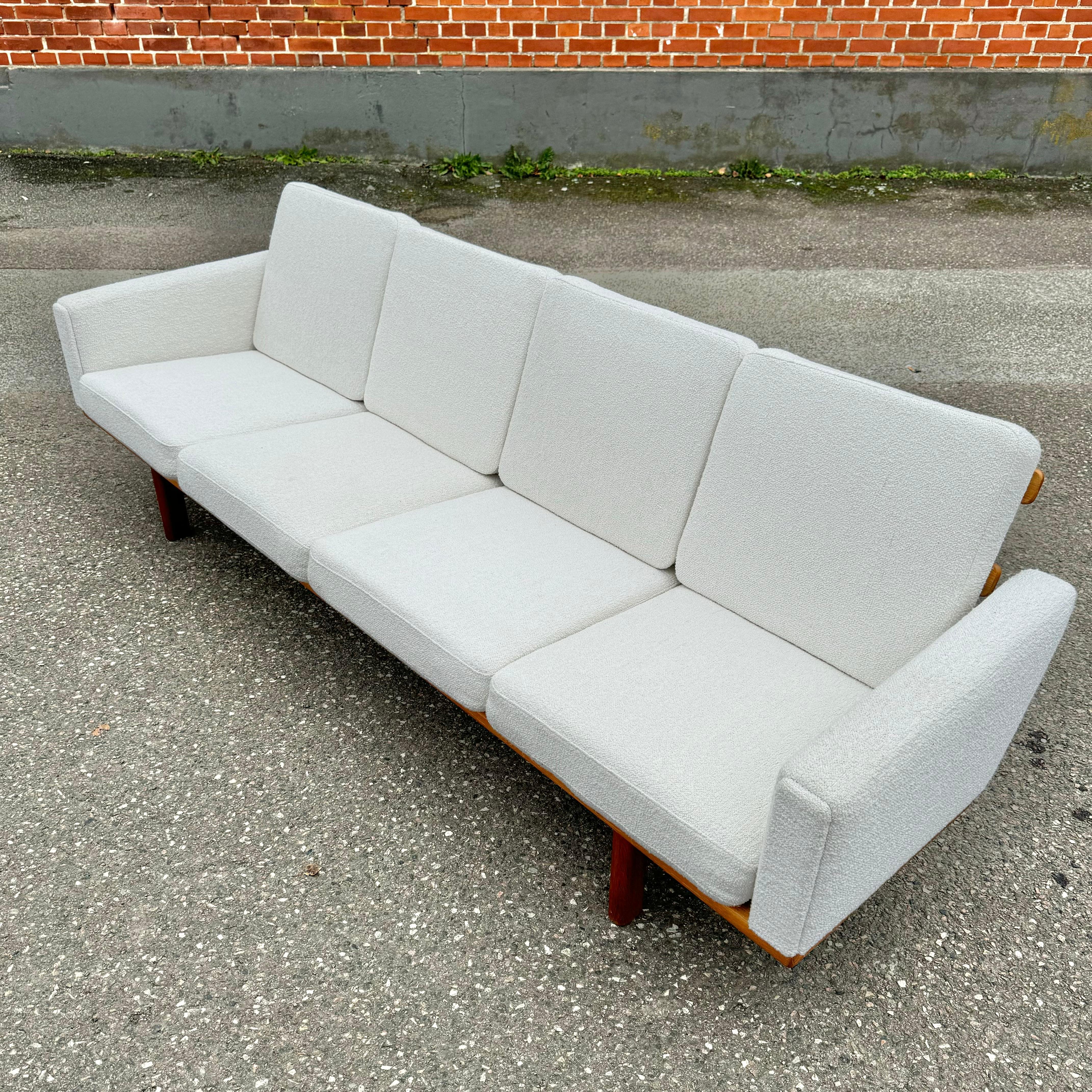 Hans J. Wegner Viersitziges Sofa für Getama (Dänisch) im Angebot