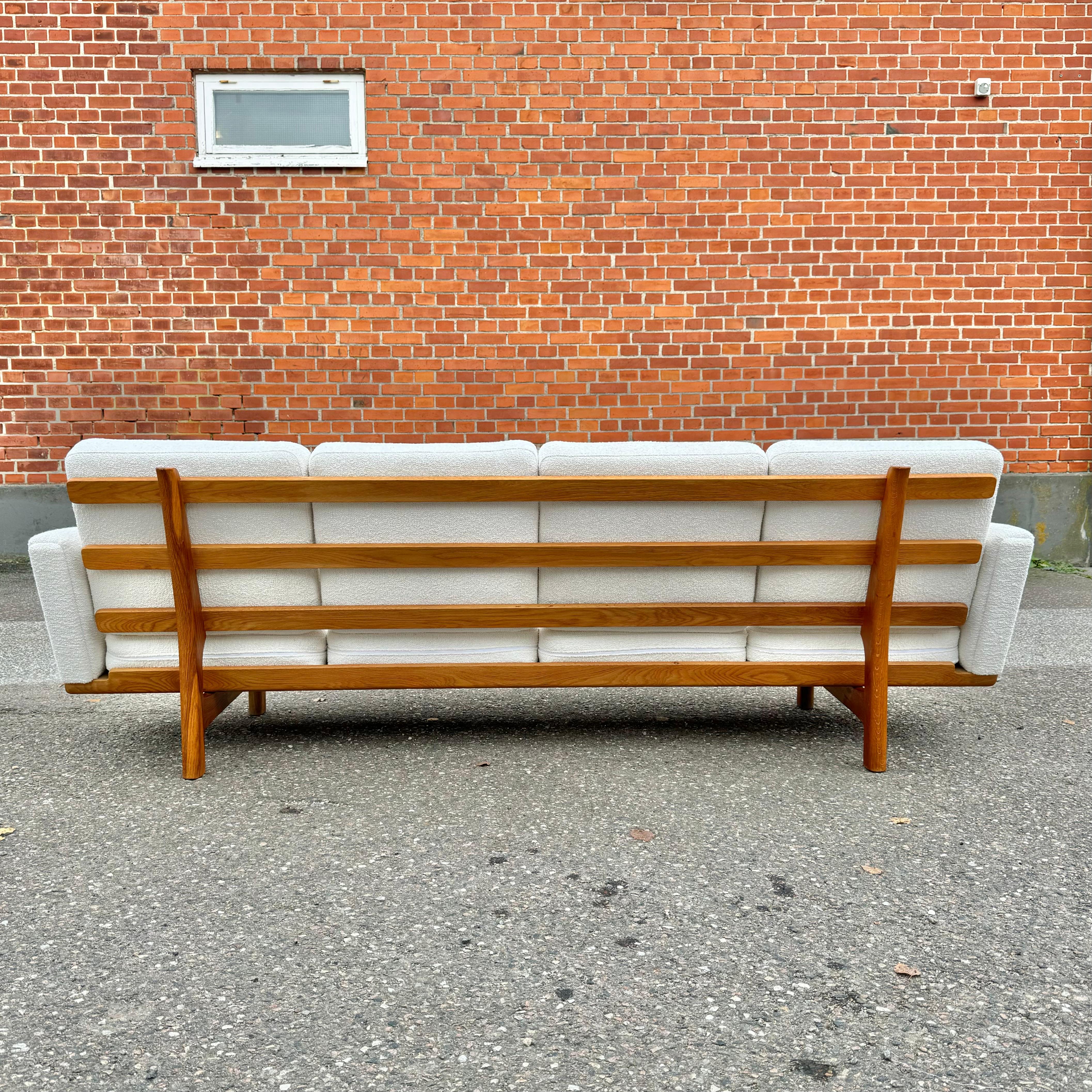 Hans J. Wegner Viersitziges Sofa für Getama im Zustand „Hervorragend“ im Angebot in Genarp, SE