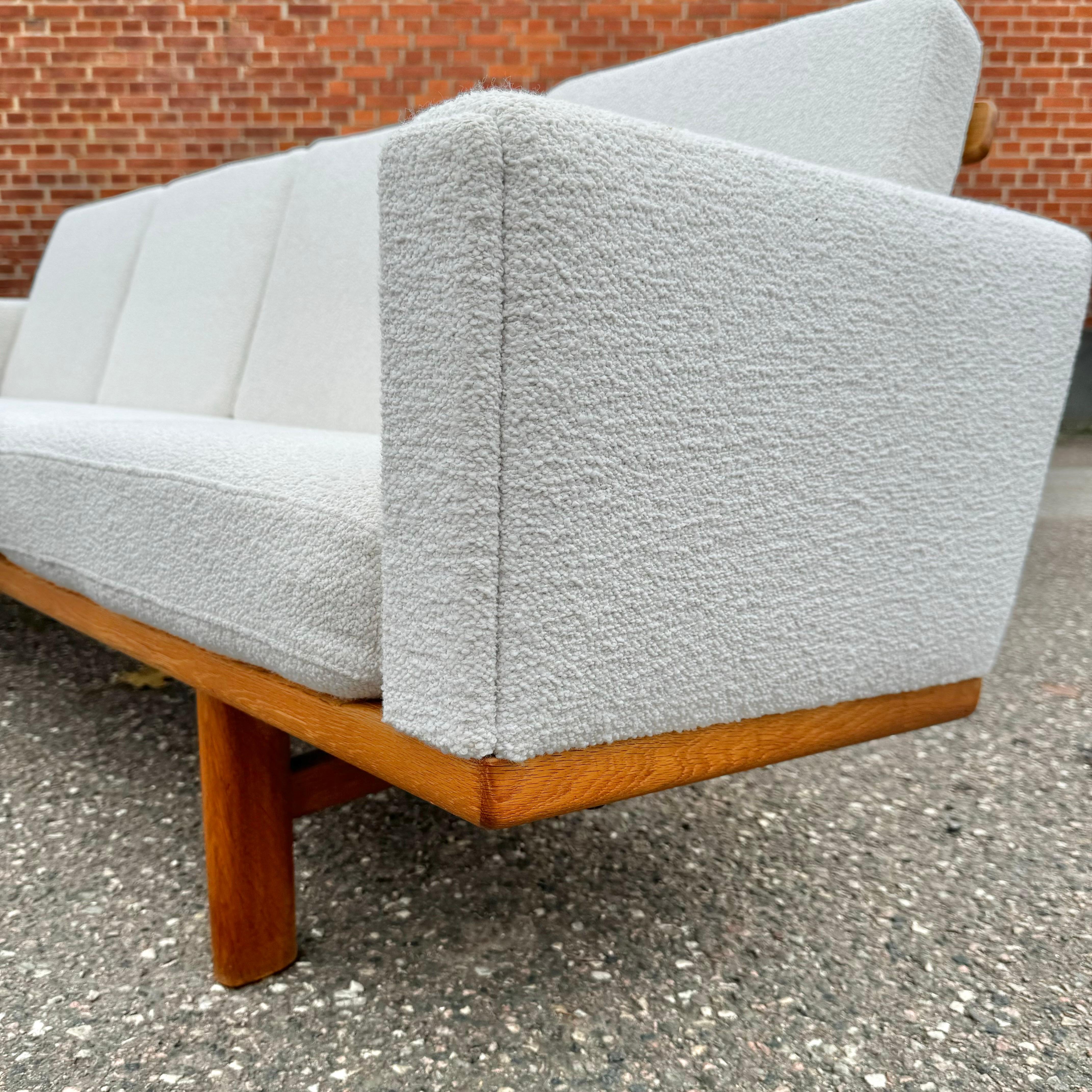 Hans J. Wegner Viersitziges Sofa für Getama (Mitte des 20. Jahrhunderts) im Angebot