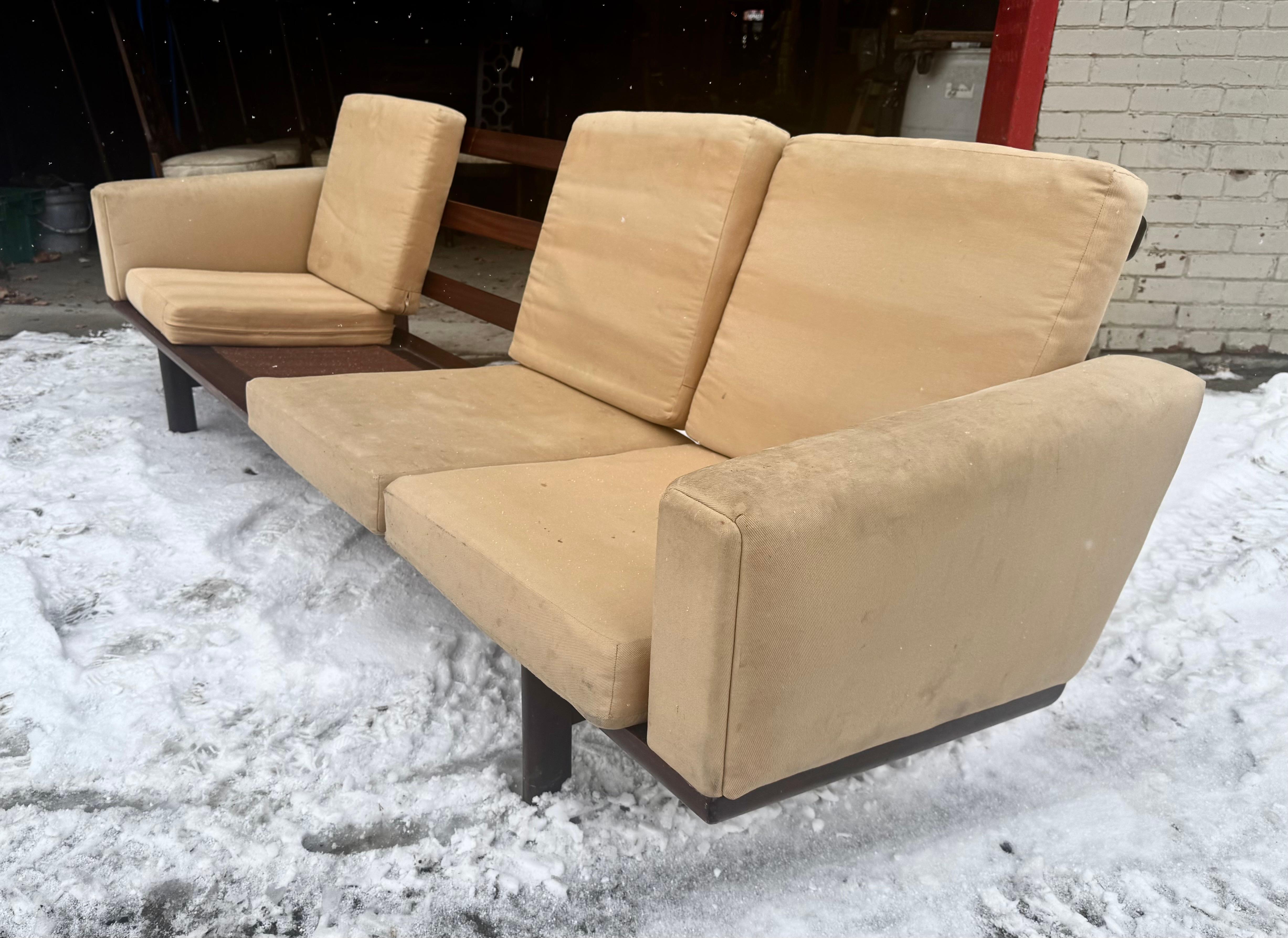 Danese Hans J. Wegner Divano a quattro posti per Getama. modello 236/4 Prodotto in Danimarca in vendita