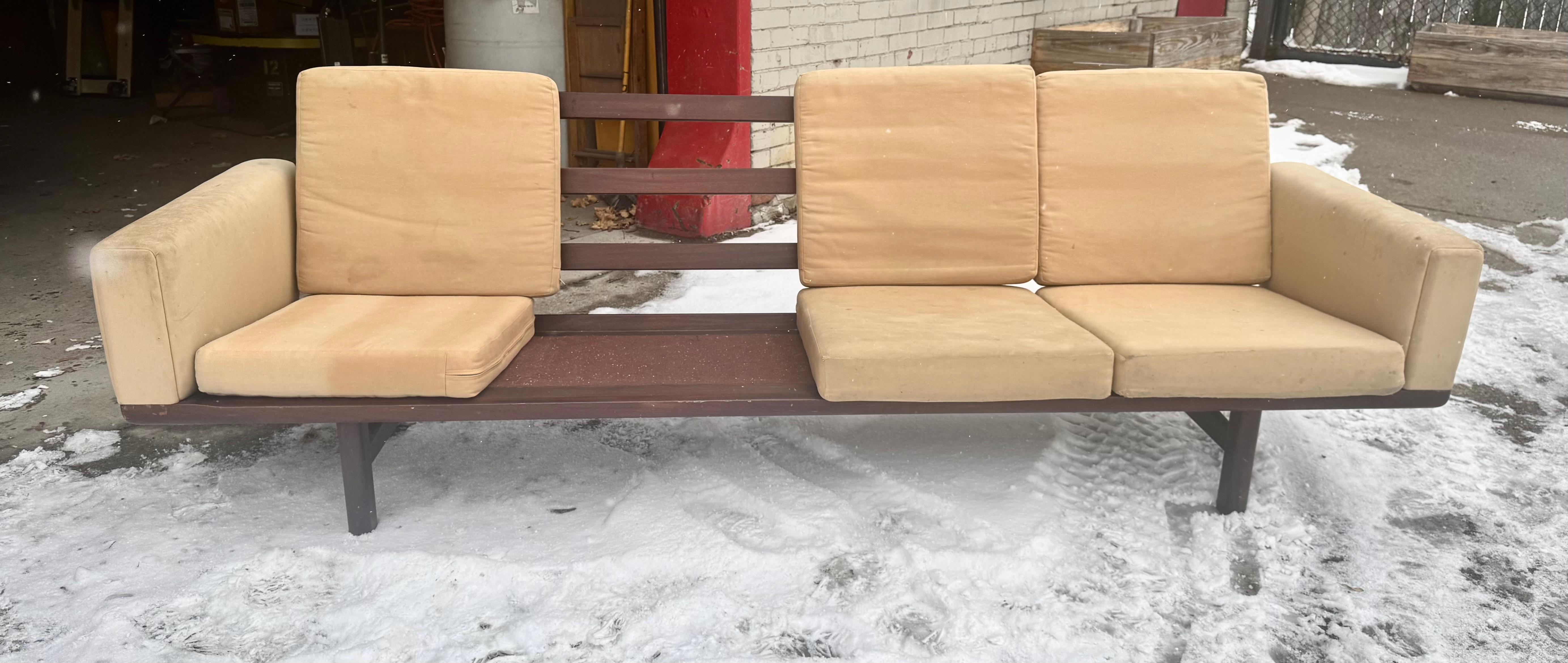 Hans J. Wegner Divano a quattro posti per Getama. modello 236/4 Prodotto in Danimarca In condizioni buone in vendita a Buffalo, NY