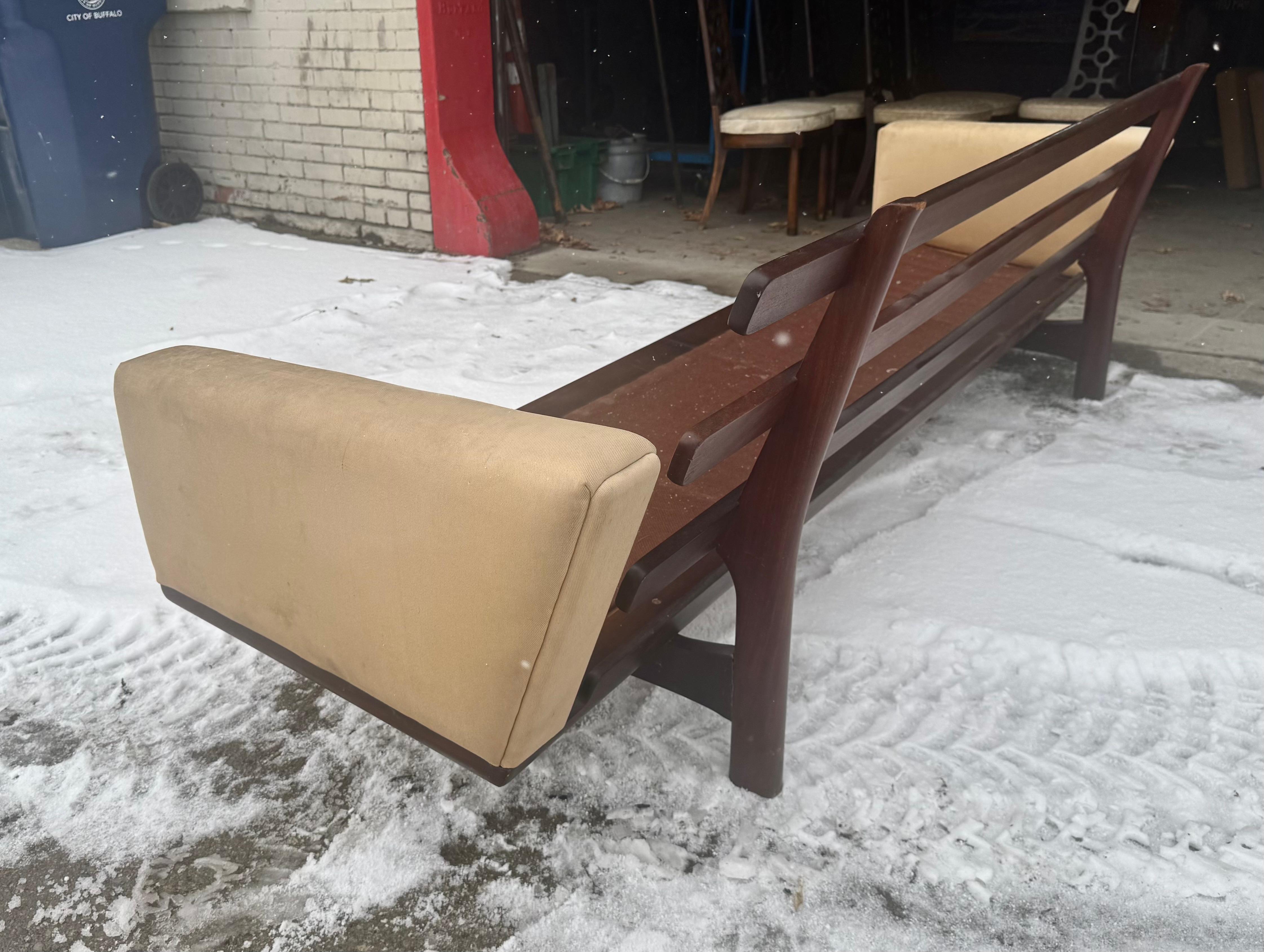 Metà XX secolo Hans J. Wegner Divano a quattro posti per Getama. modello 236/4 Prodotto in Danimarca in vendita