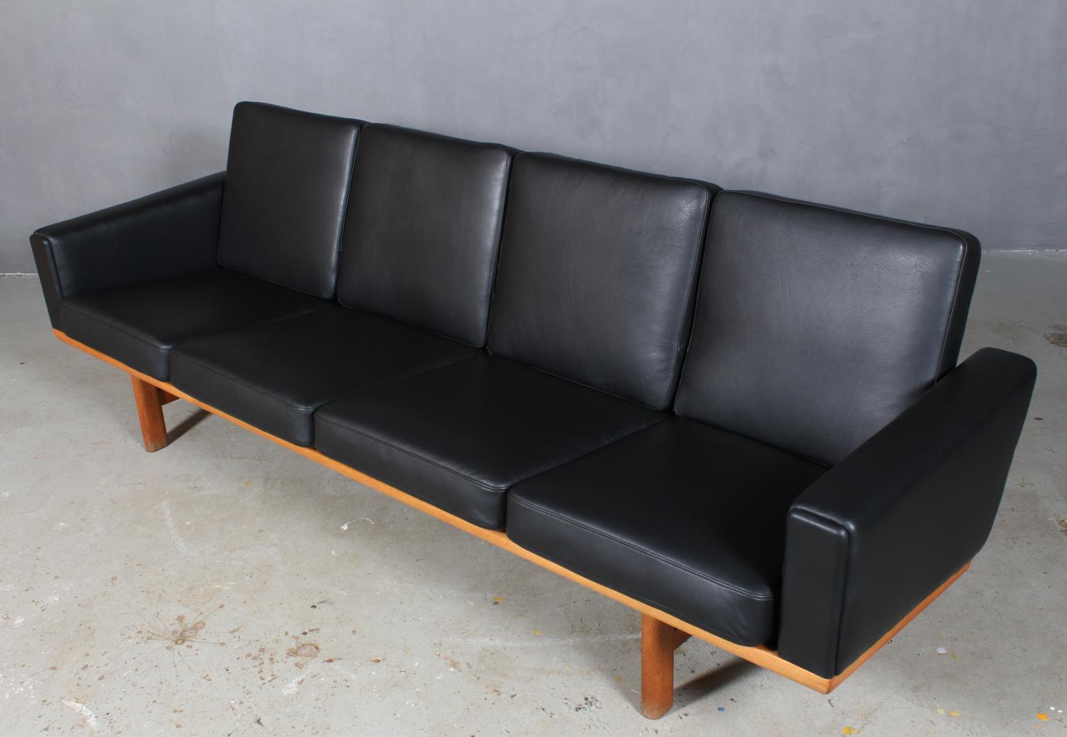 Hans J. Wegner four-seat sofa new upholstered with pure aniline leather.
Original Epeda cushions.

Frame in solid oak.

Model 236/4, produced by GETAMA.