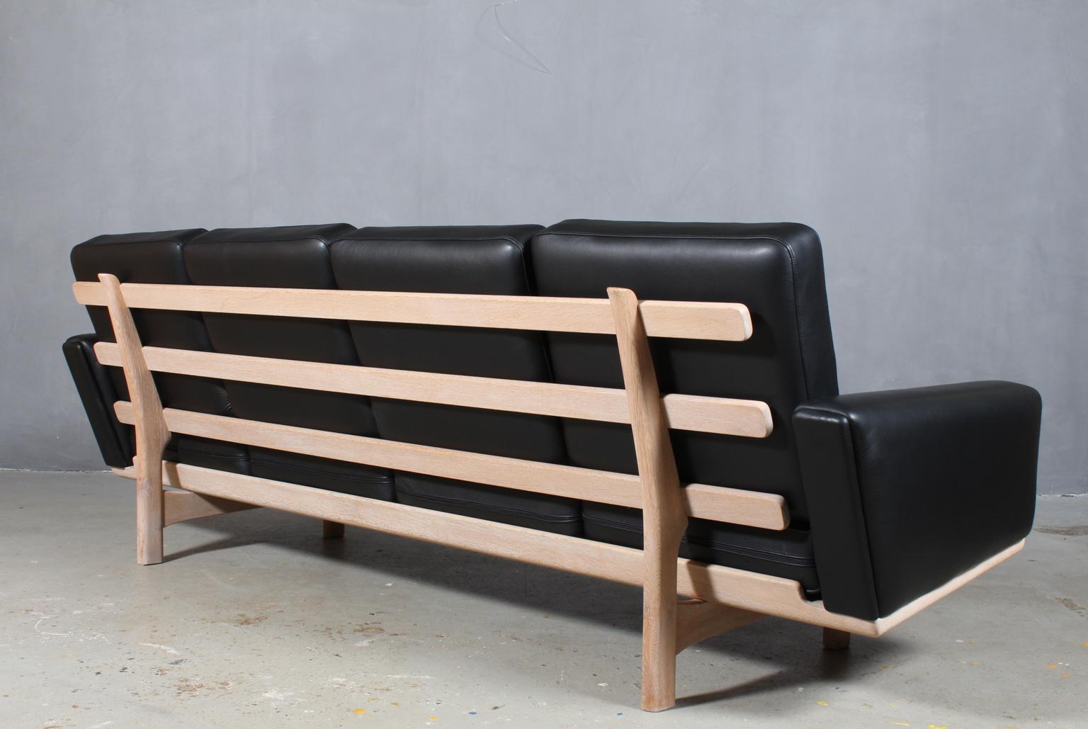 Hans J. Wegner Four-Seat Sofa In Good Condition For Sale In Esbjerg, DK