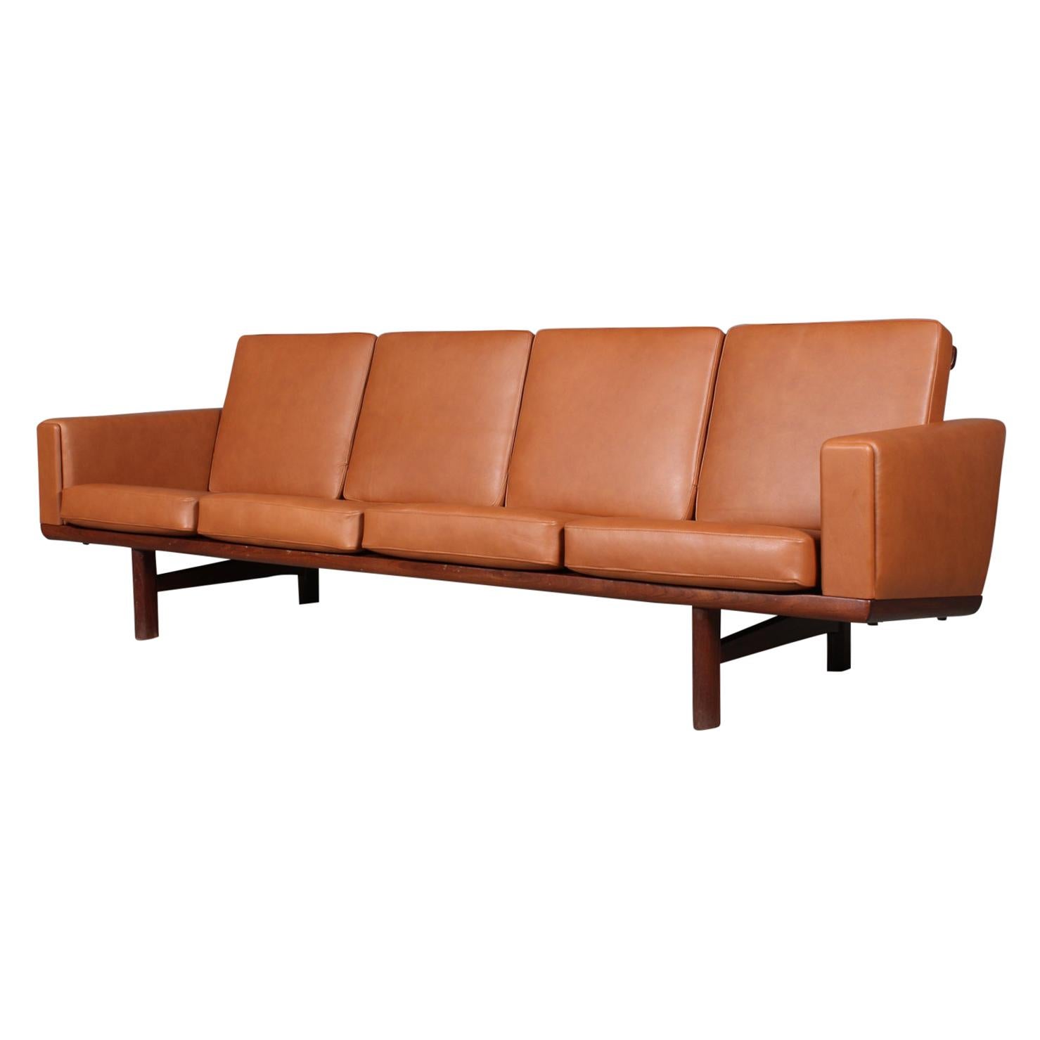 Hans J. Wegner Viersitziges Sofa im Angebot