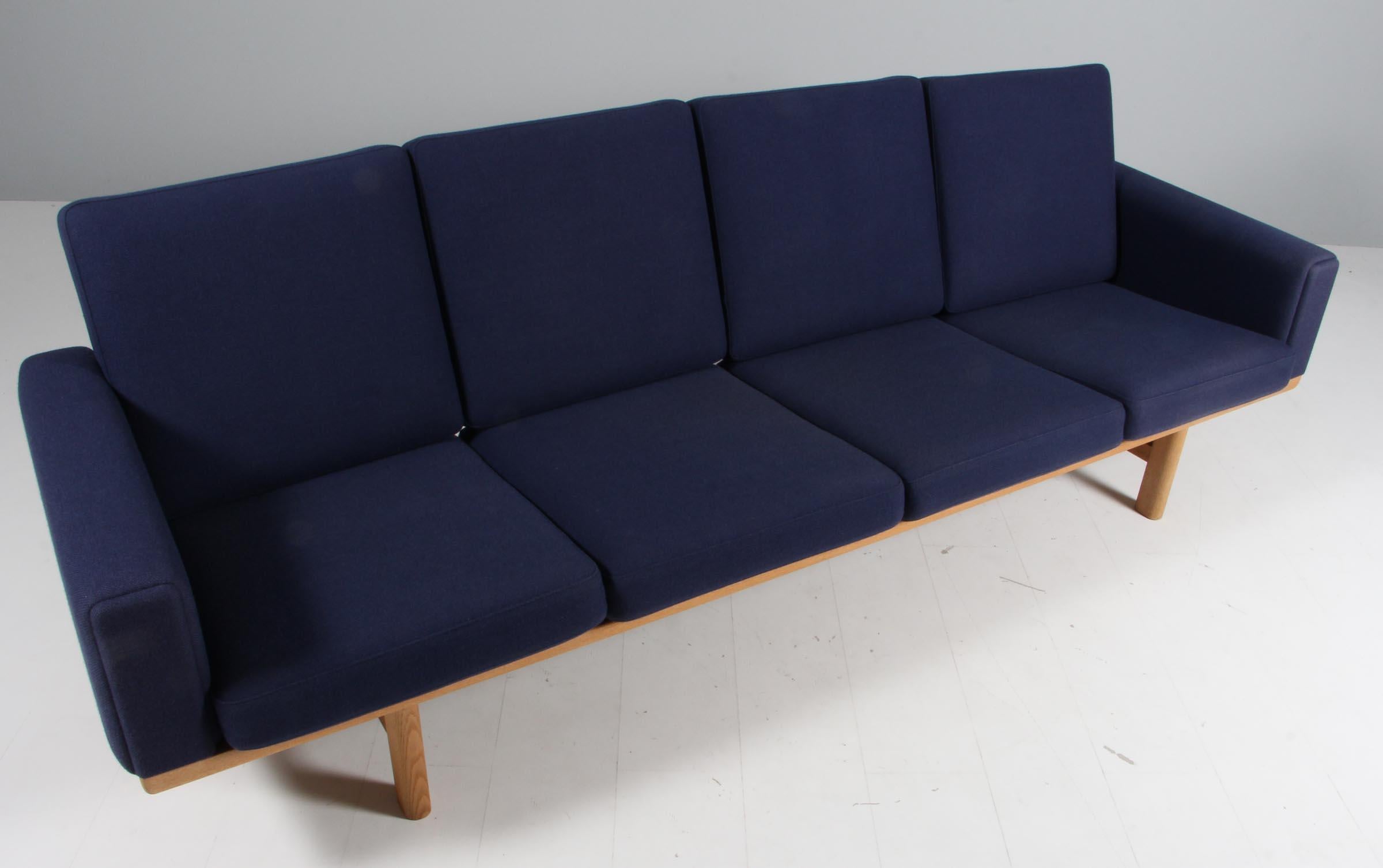 Canapé quatre places Hans J. Wegner nouveau garni de laine Halligdal de Kvadrat

Cadre en chêne massif traité au savon.

Modèle 235/4, produit par GETAMA.