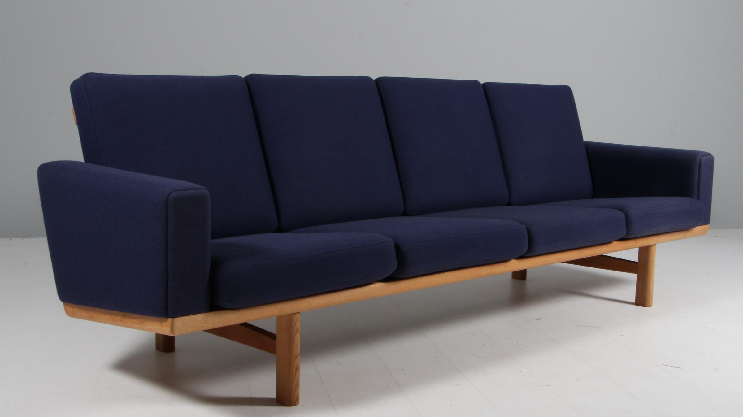 Danois Canapé quatre places Hans J. Wegner modèle 235/4 en vente