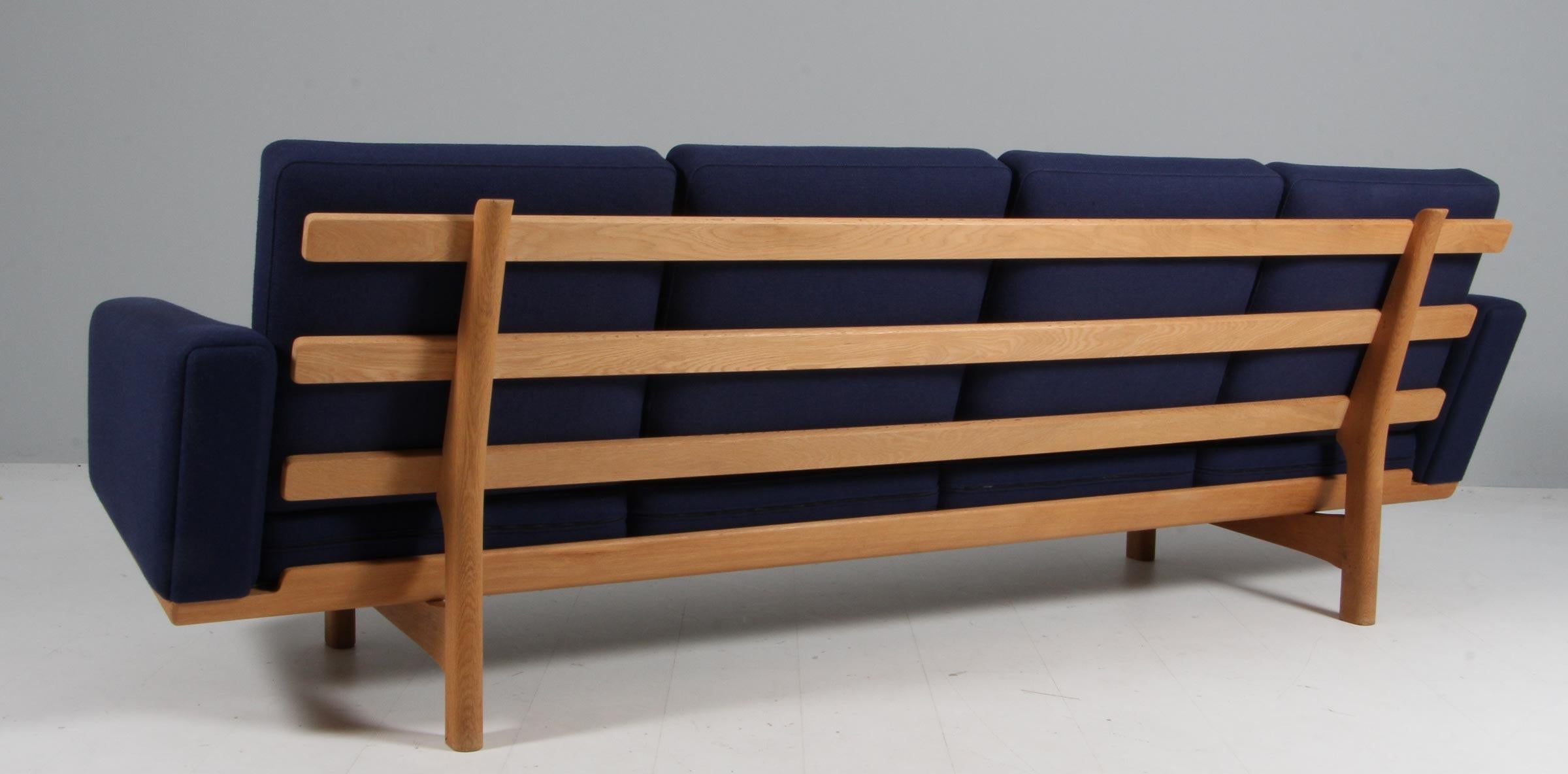 Canapé quatre places Hans J. Wegner modèle 235/4 Bon état - En vente à Esbjerg, DK