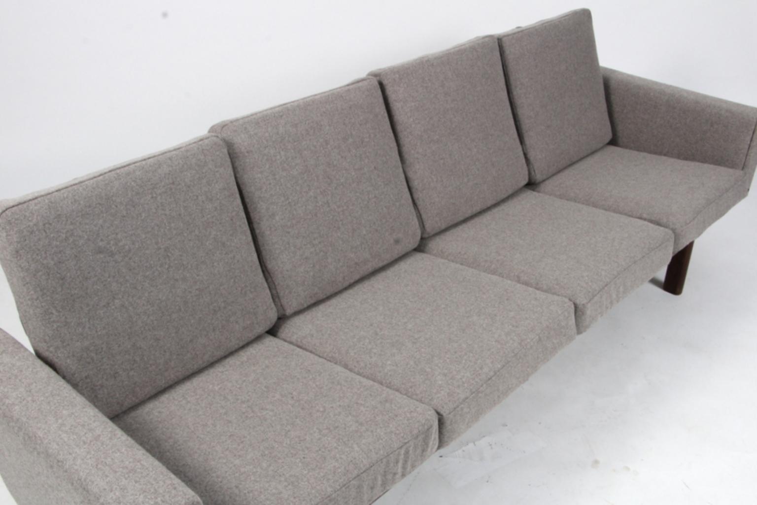 Hans J. Wegner Four-Seat Sofa Model 236/4 Divina Wool and Smoked Oak In Good Condition In Esbjerg, DK