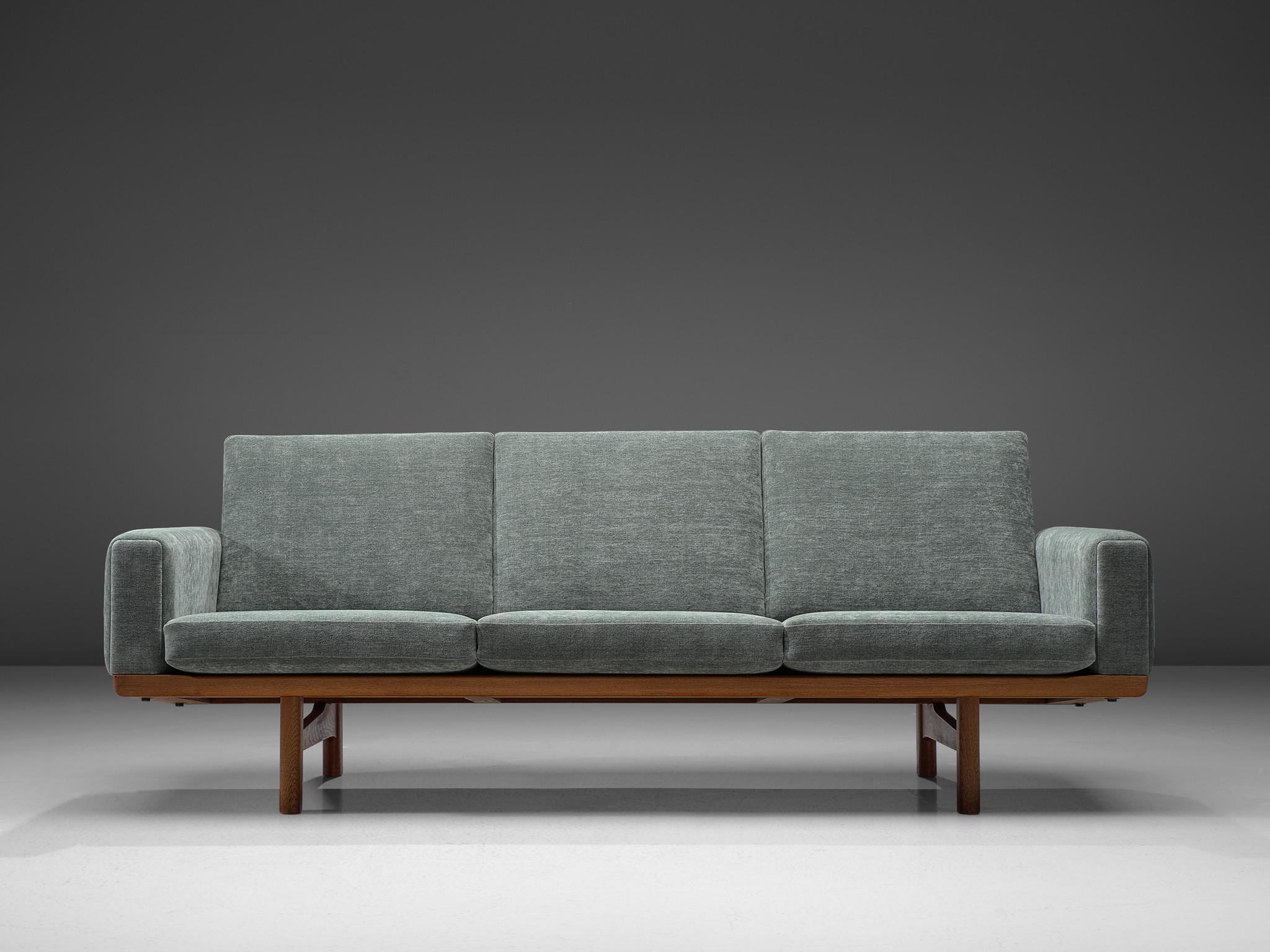 Hans J. Wegner 'GE-236/3' Three Seat Sofa  In Excellent Condition For Sale In Waalwijk, NL