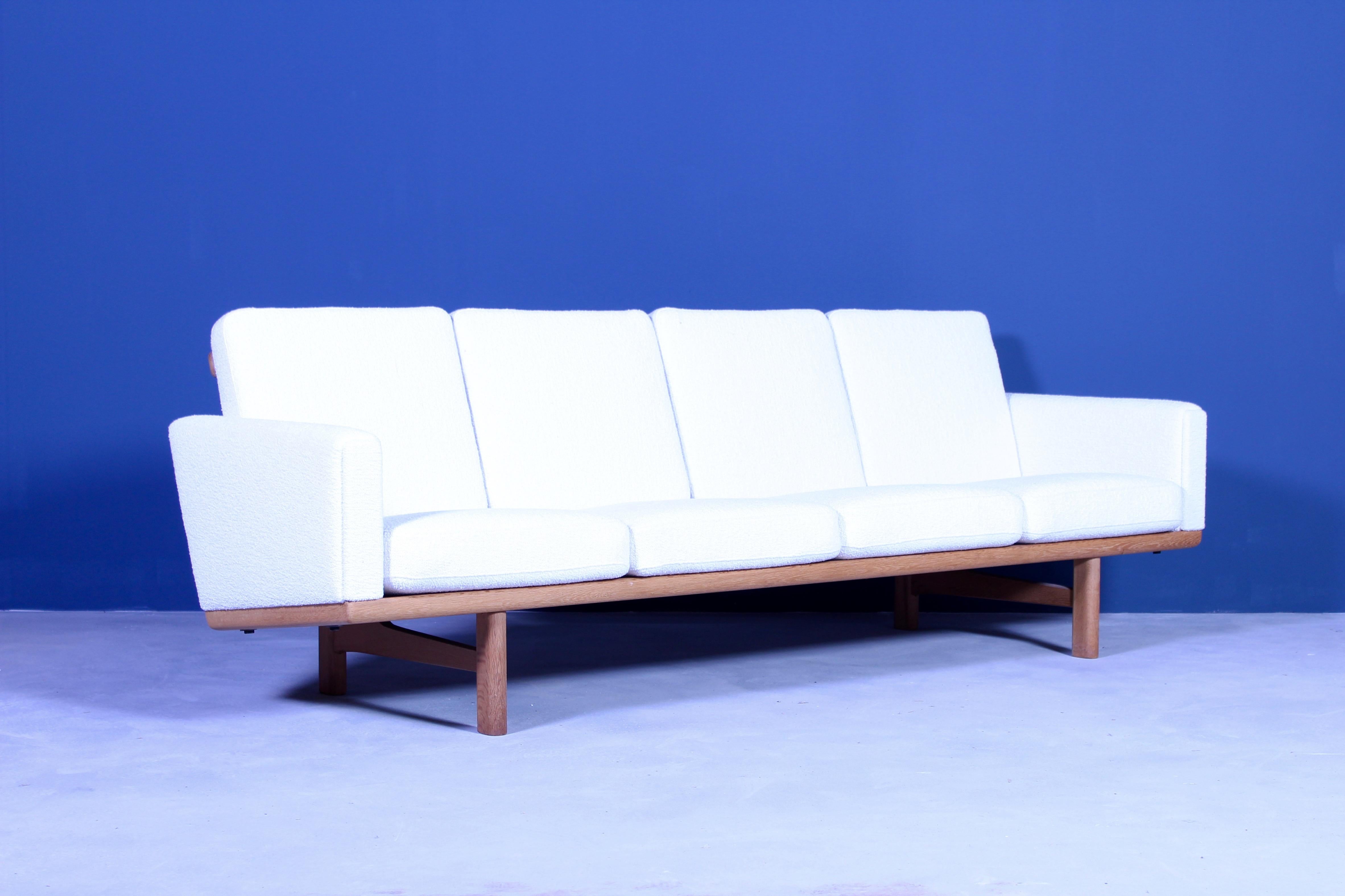 A midcentury oak sofa designed by Hans J Wegner in the 1950s. The sofa has its original cushions reupholstered in a white boucle fabric. Excellent design and comfort.
Excellent condition.