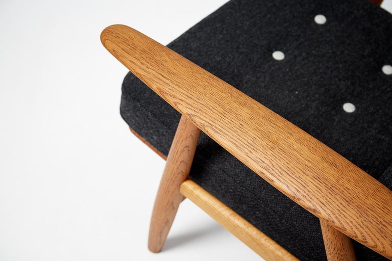 Hans J. Wegner GE-240 Oak 'Cigar' Chair, 1955 In Excellent Condition For Sale In London, GB