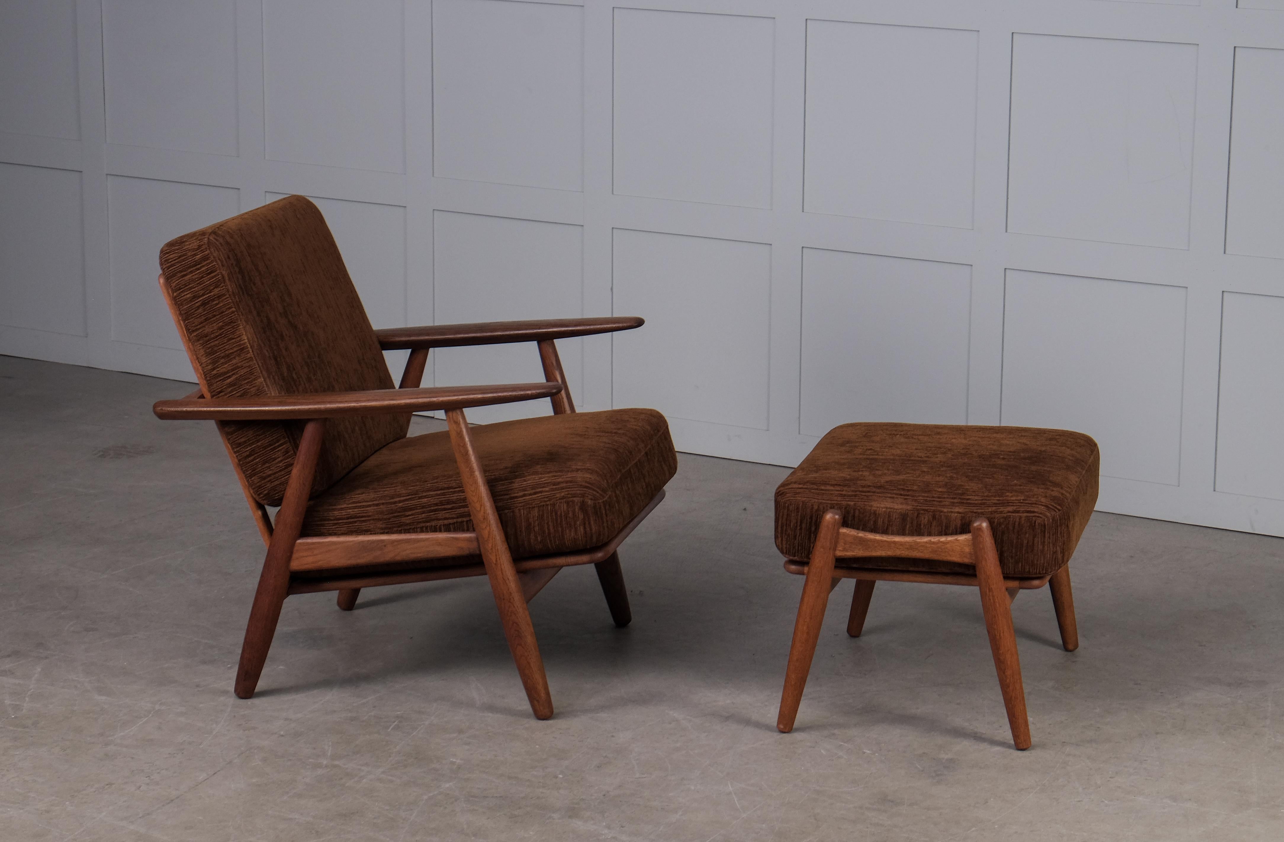 Original upholstery. The oak frame has been refinished. Signed.
Produced by Getama, Denmark, 1950s.
    