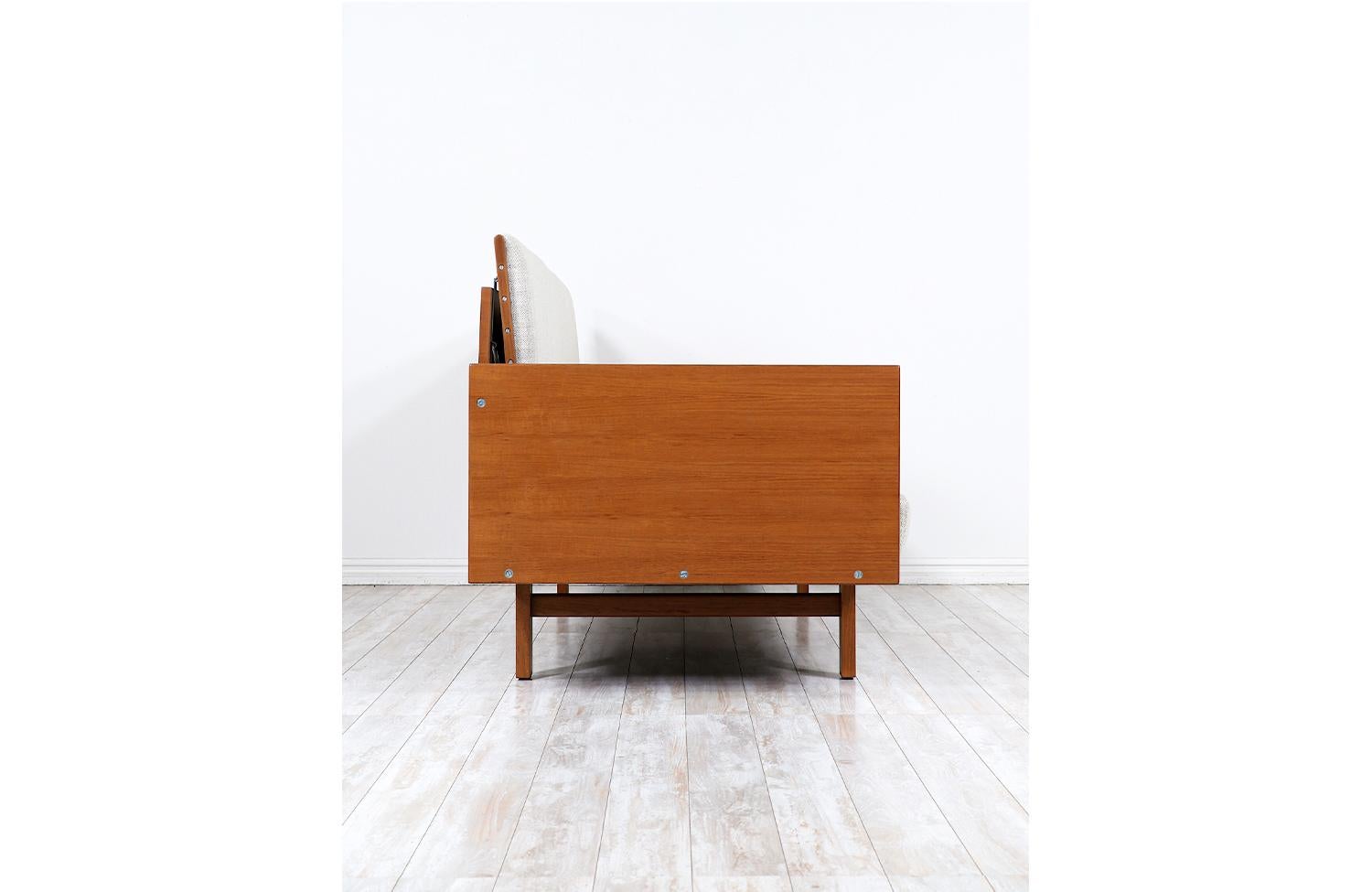 Expertly Restored - Hans J. Wegner GE-259 Adjustable Daybed Sofa for Getama For Sale 1