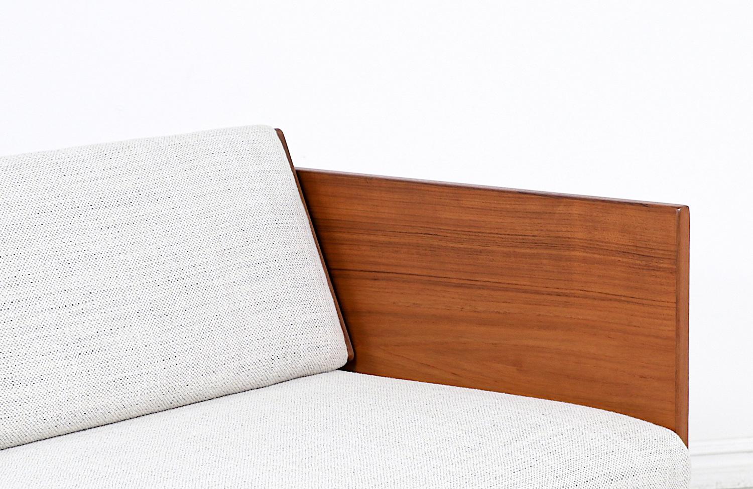 Expertly Restored - Hans J. Wegner GE-259 Adjustable Daybed Sofa for Getama For Sale 4