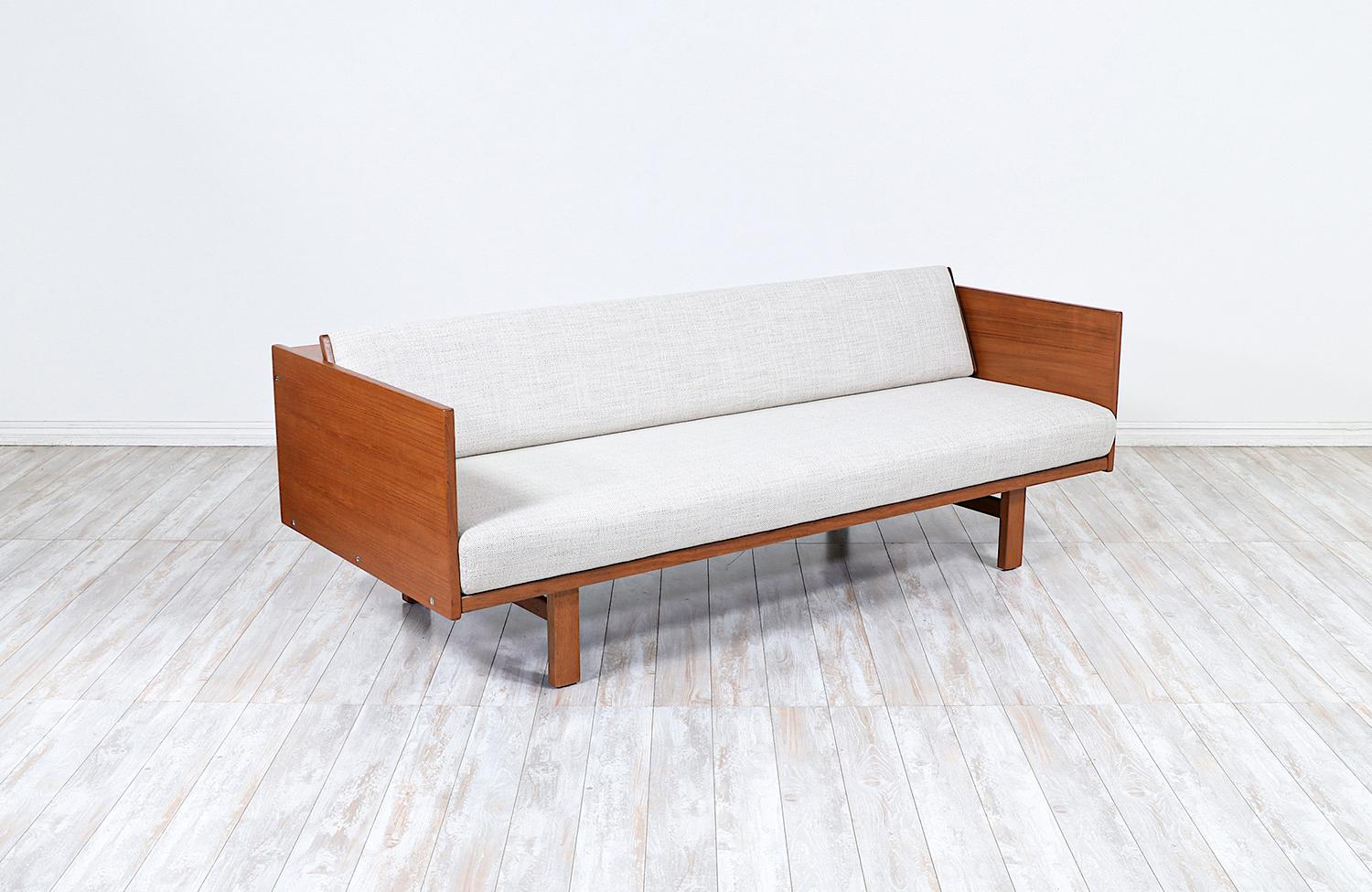 Mid-Century Modern Expertly Restored - Hans J. Wegner GE-259 Adjustable Daybed Sofa for Getama For Sale