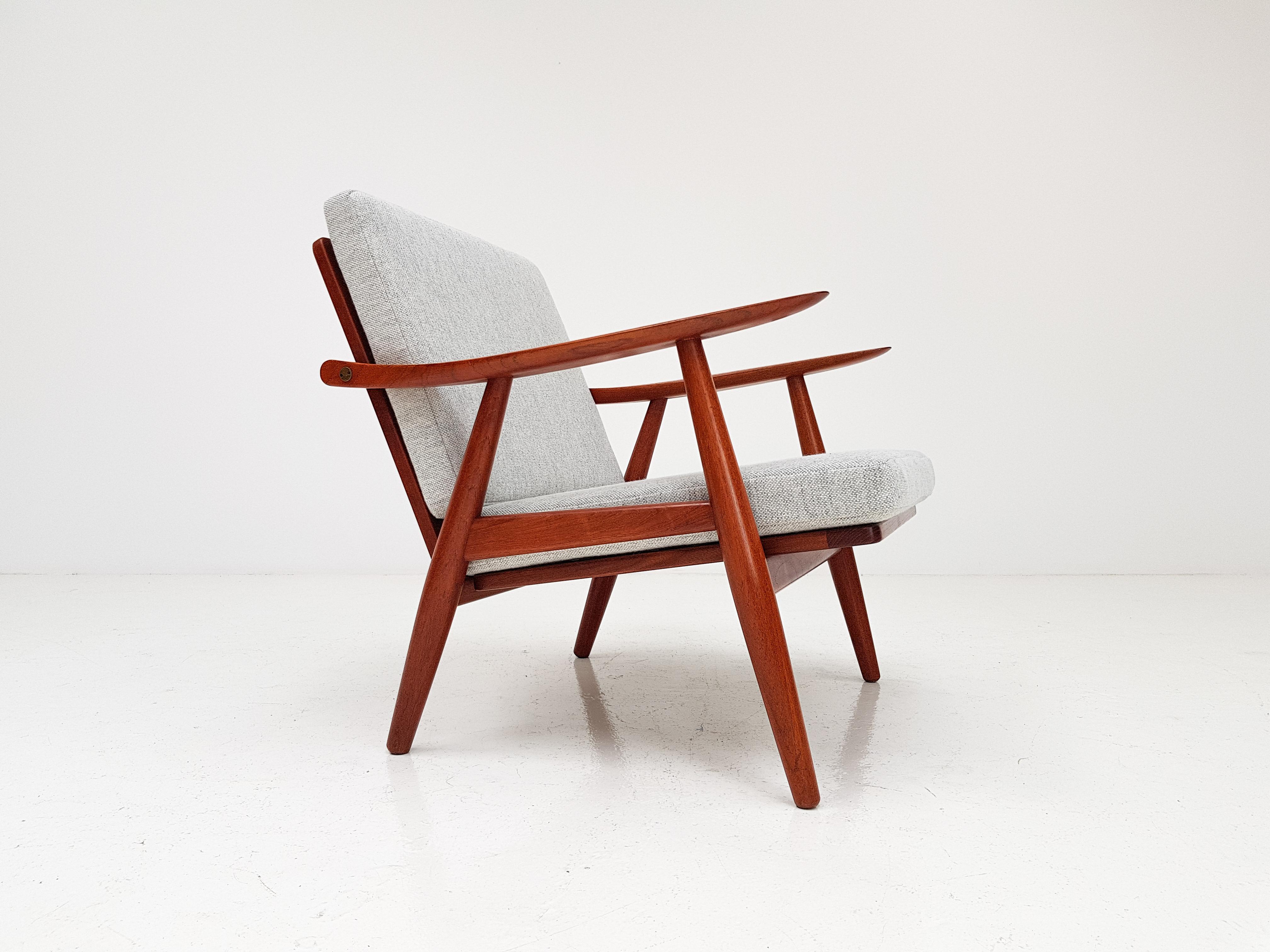 A Hans J. Wegner GE-270 lounge chair for GETAMA, Denmark, 1956.

Hans J. Wegner GE-270 lounge chair, 1956 produced by GETAMA Gedsted, Denmark. Teak frame with brass fittings. Featuring new Kvadrat Hallingdal fabric.


 