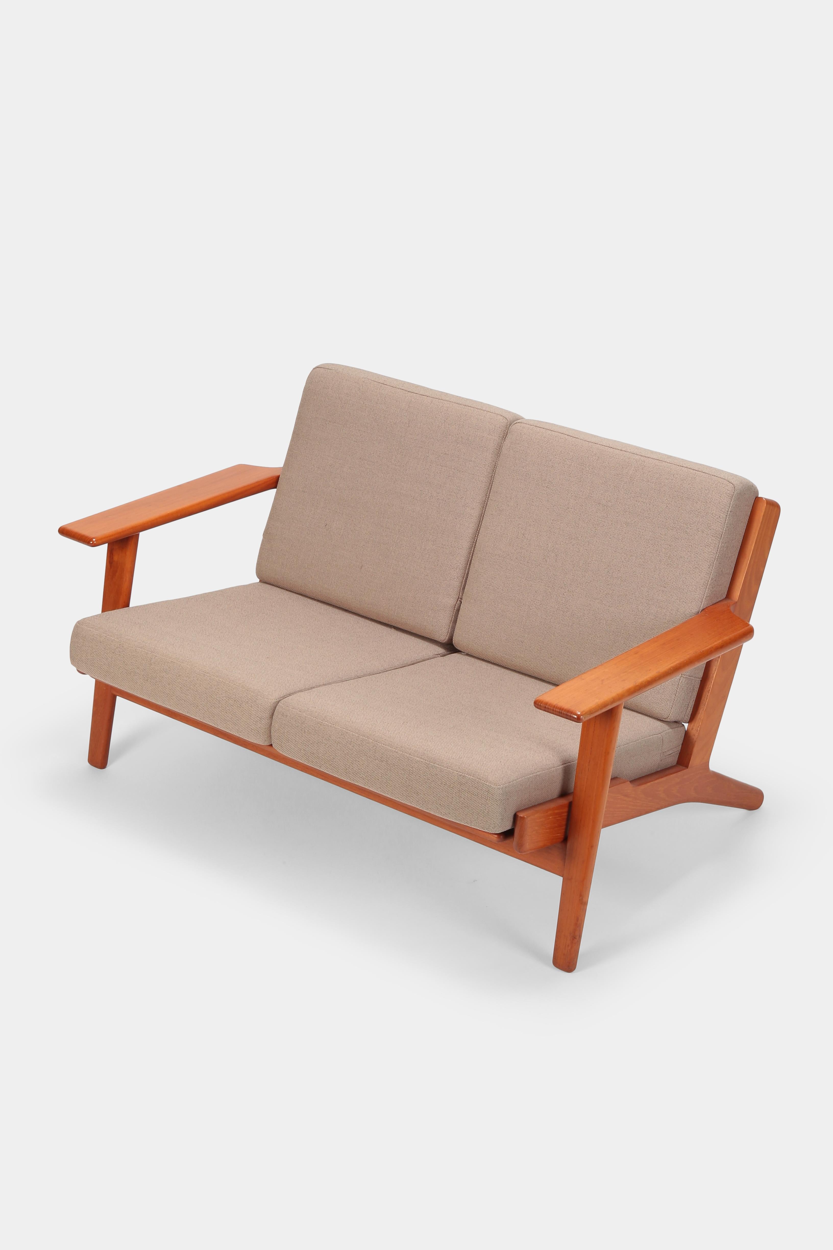 Description
Hans J. Wegner GE-290/2 sofa manufactured by GETAMA in the 1960s in Denmark. Beautiful two-seat sofa with a solid oakwood frame in organic design and four loose cushions newly covered with a wool fabric.