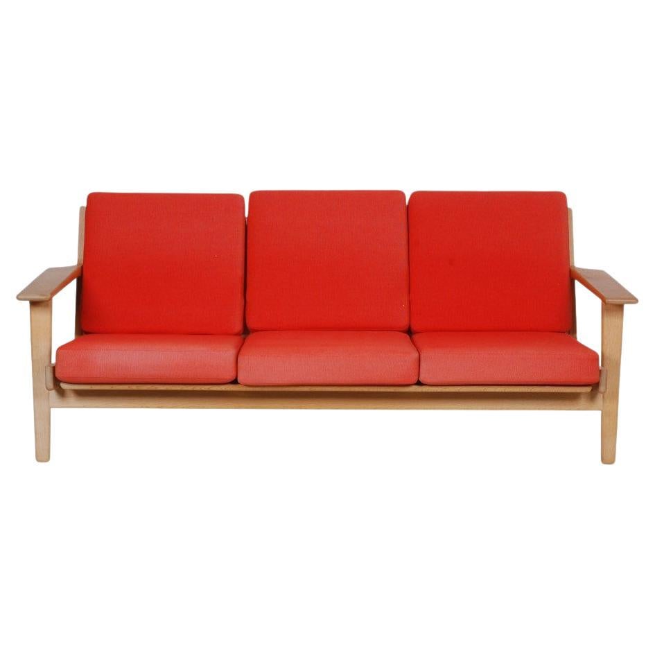 Hans J Wegner Ge-290 3 Pers Sofa mit rotem Stoff im Angebot