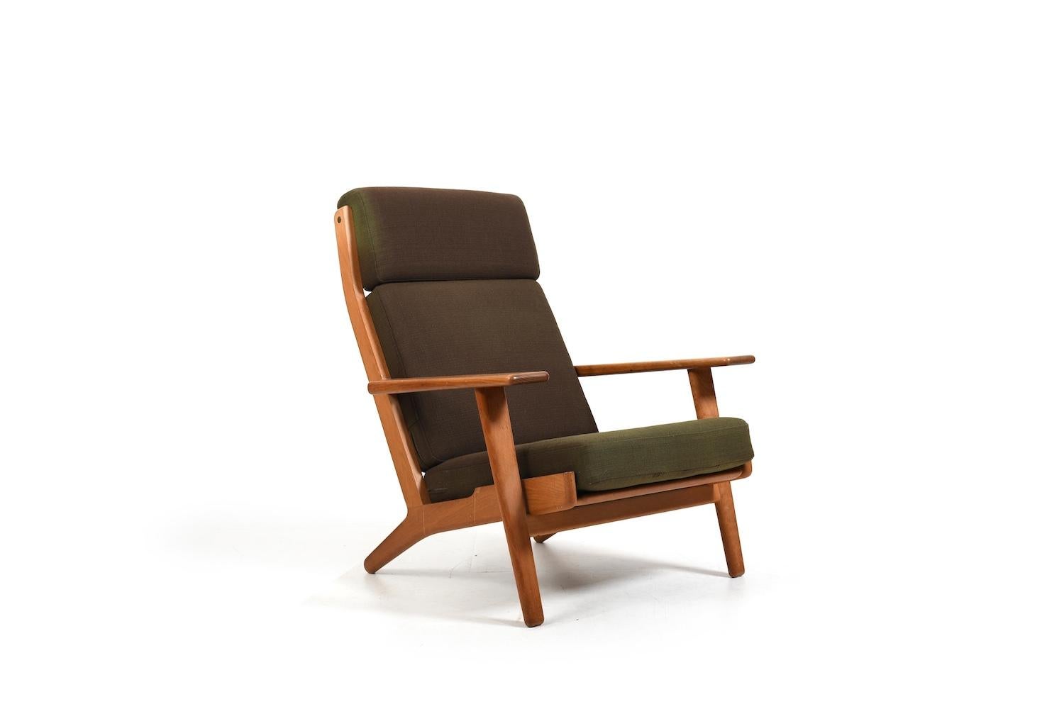 Chaise longue à dossier haut GE-290 de Hans J. Wegner. Fabriqué par GETAMA, Danemark. Fabriqué en teck massif. Coussins et tissu d'origine de couleur verte. 1950s.
