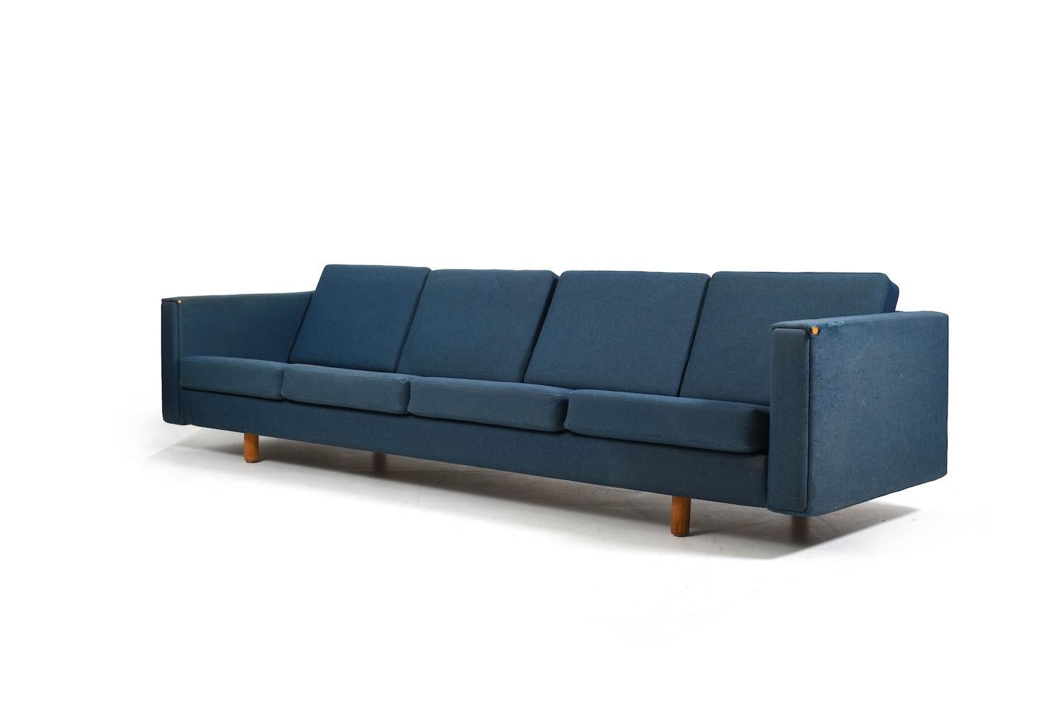 Sofá GE-300 / 4, diseñado por Hans J. Wegner en la década de 1960 para Getama Dinamarca. Patas de roble macizo y tejido original de lana azul Kvadrat. Necesita un tapizado/tejido nuevo. Pregunta por el precio (si te interesa).