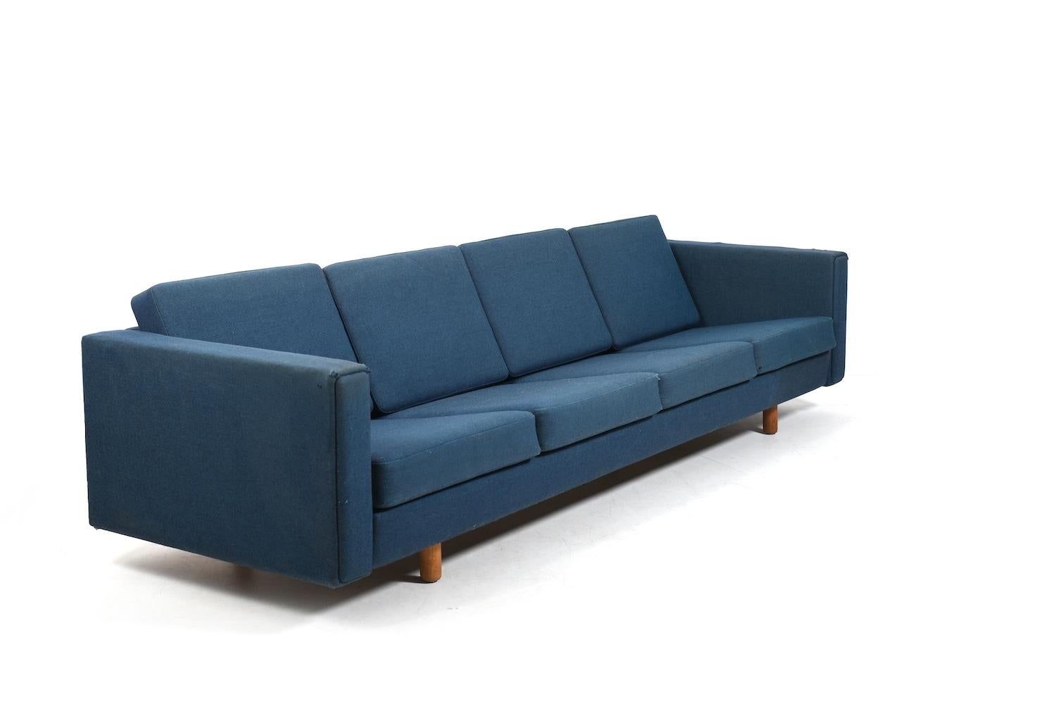 Hans J. Wegner Sofá GE-300/4 Getama Dinamarca Años 60 Roble en venta