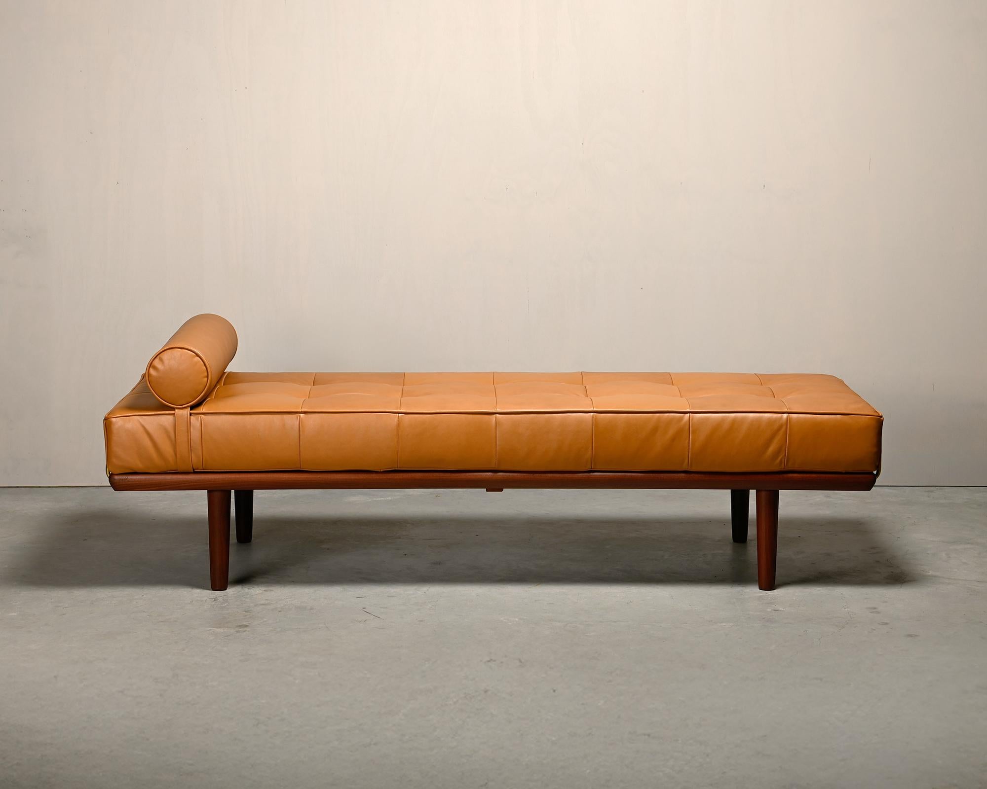 Schönes frühes Daybed Modell GE19 entworfen von Hans J. Wegner für Getama Dänemark 1960er Jahre. Teakholzrahmen mit verjüngten Beinen und Messingbeschlägen in sehr gutem Zustand mit geringen Gebrauchsspuren. Neue Matratze und Nackenrollenkissen,