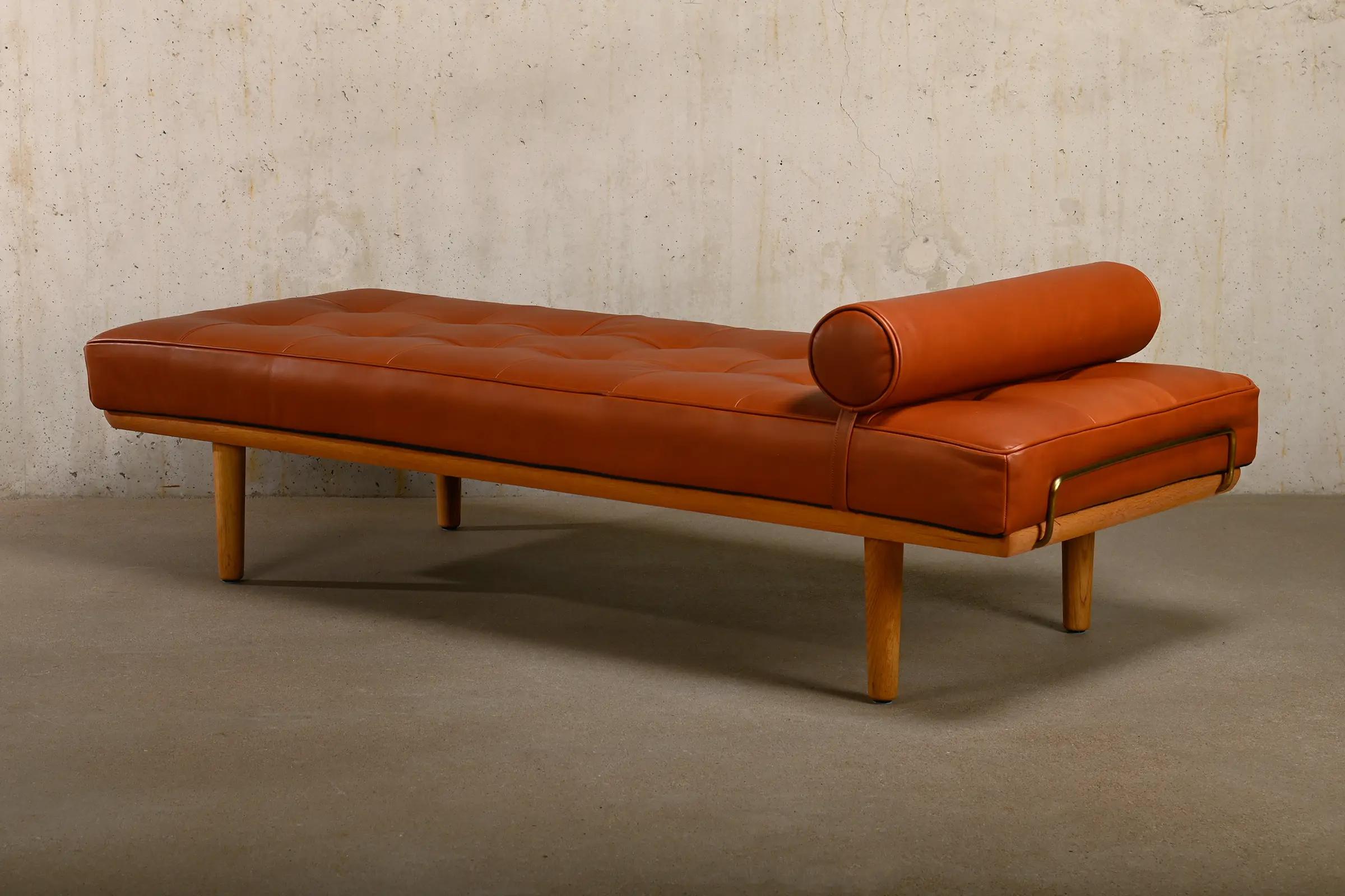 Hans J. Wegner GE19 Daybed with Oak and Cognac Leather for Getama Denmark 1960s In Good Condition In Amsterdam, NL