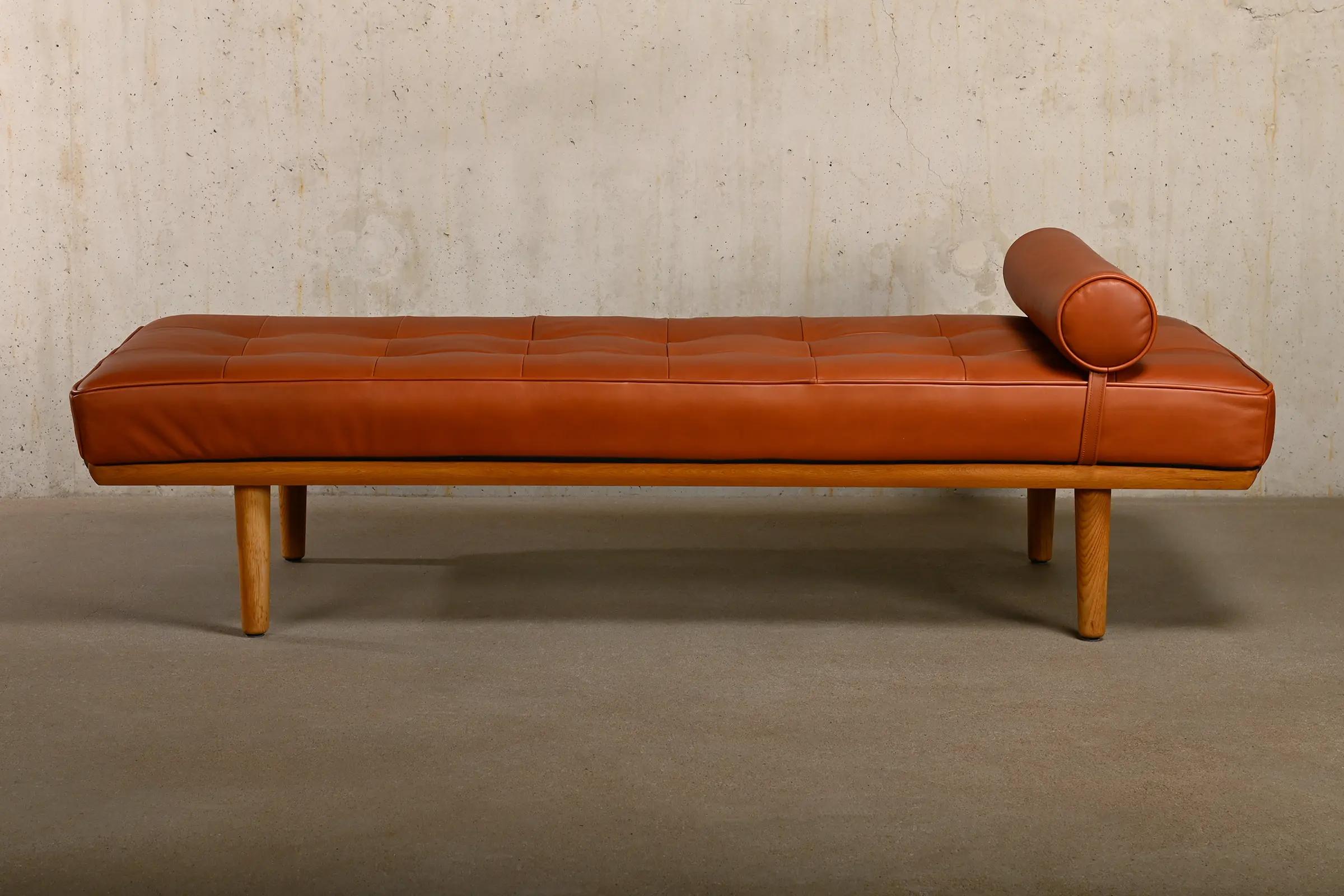 Mid-20th Century Hans J. Wegner GE19 Daybed with Oak and Cognac Leather for Getama Denmark 1960s