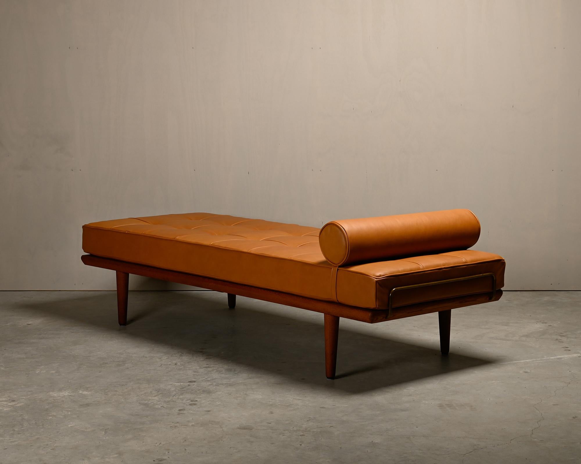 Hans J. Wegner GE19 Daybed with Teak and Camel Leather for Getama Denmark 1960s In Good Condition For Sale In Amsterdam, NL