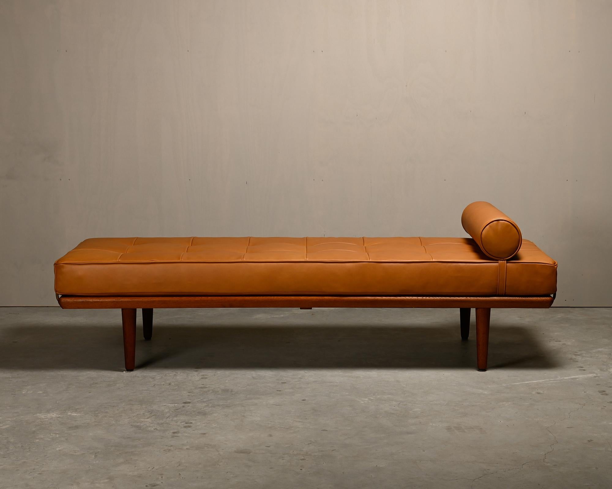 Mid-20th Century Hans J. Wegner GE19 Daybed with Teak and Camel Leather for Getama Denmark 1960s For Sale