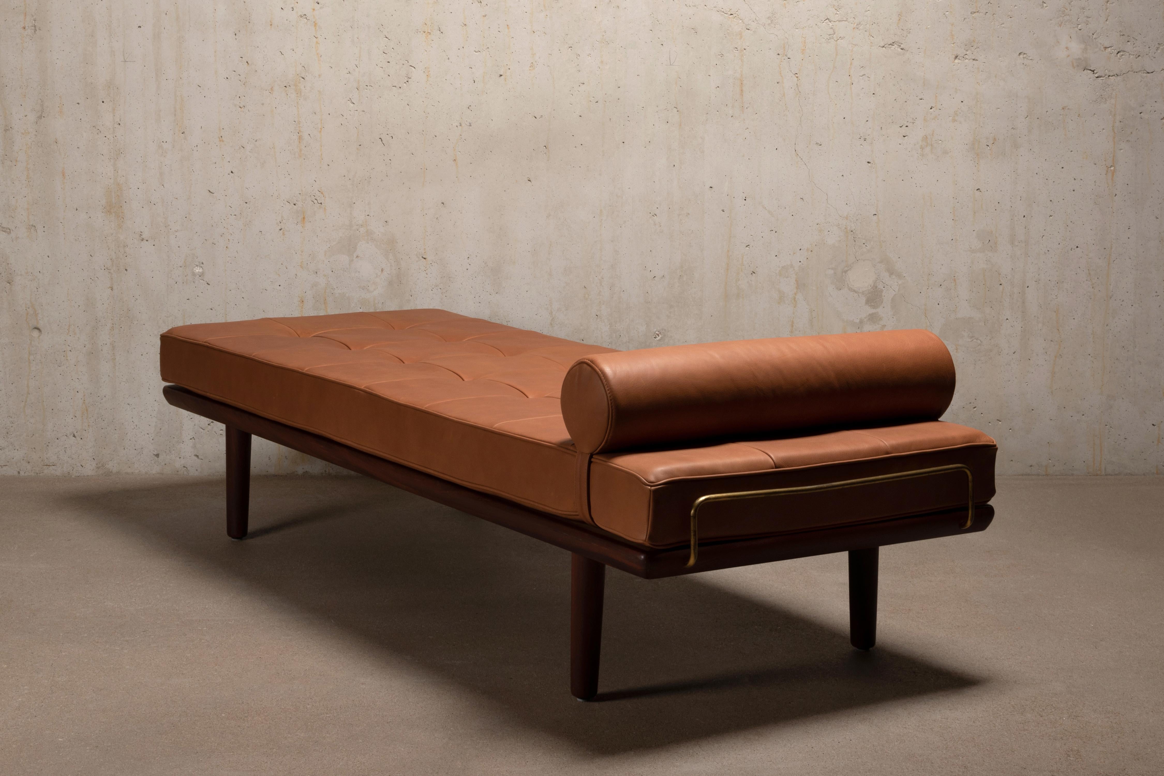 Hans J. Wegner GE19 Teak and Brass Daybed in Cognac Leather for GETAMA, Denmark In Good Condition In Amsterdam, NL