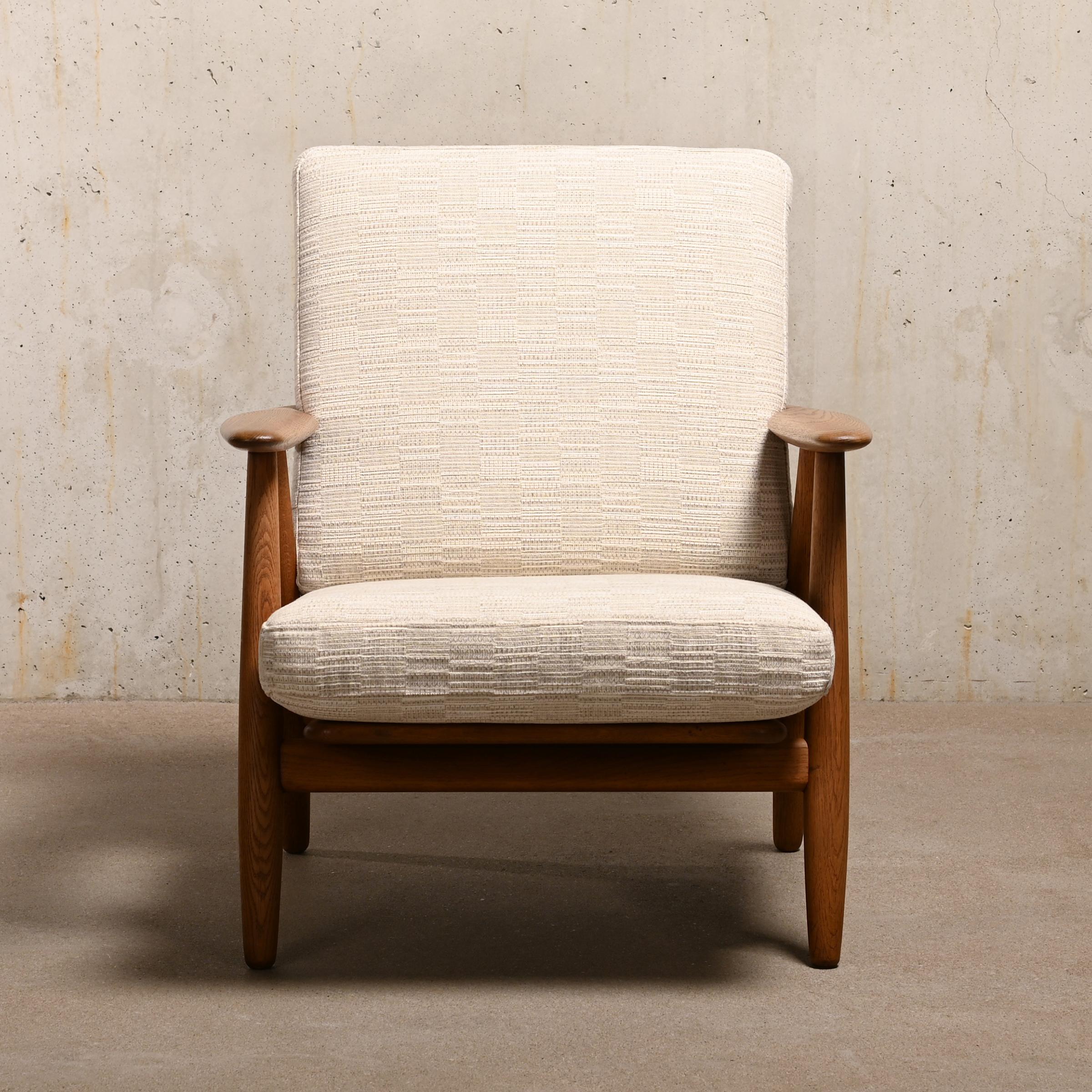Hans J. Wegner GE240 'Sigar' Lounge Chair in Oak and Pierre Frey Fabric, Denmark 1