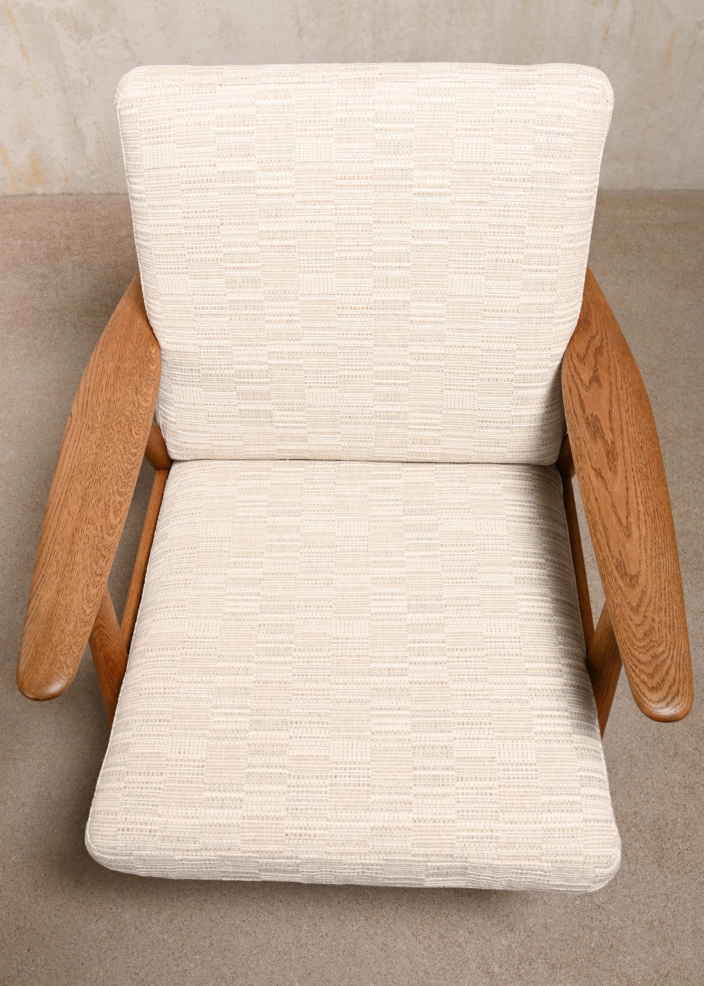 Hans J. Wegner GE240 'Sigar' Lounge Chair in Oak and Pierre Frey Fabric, Denmark 2