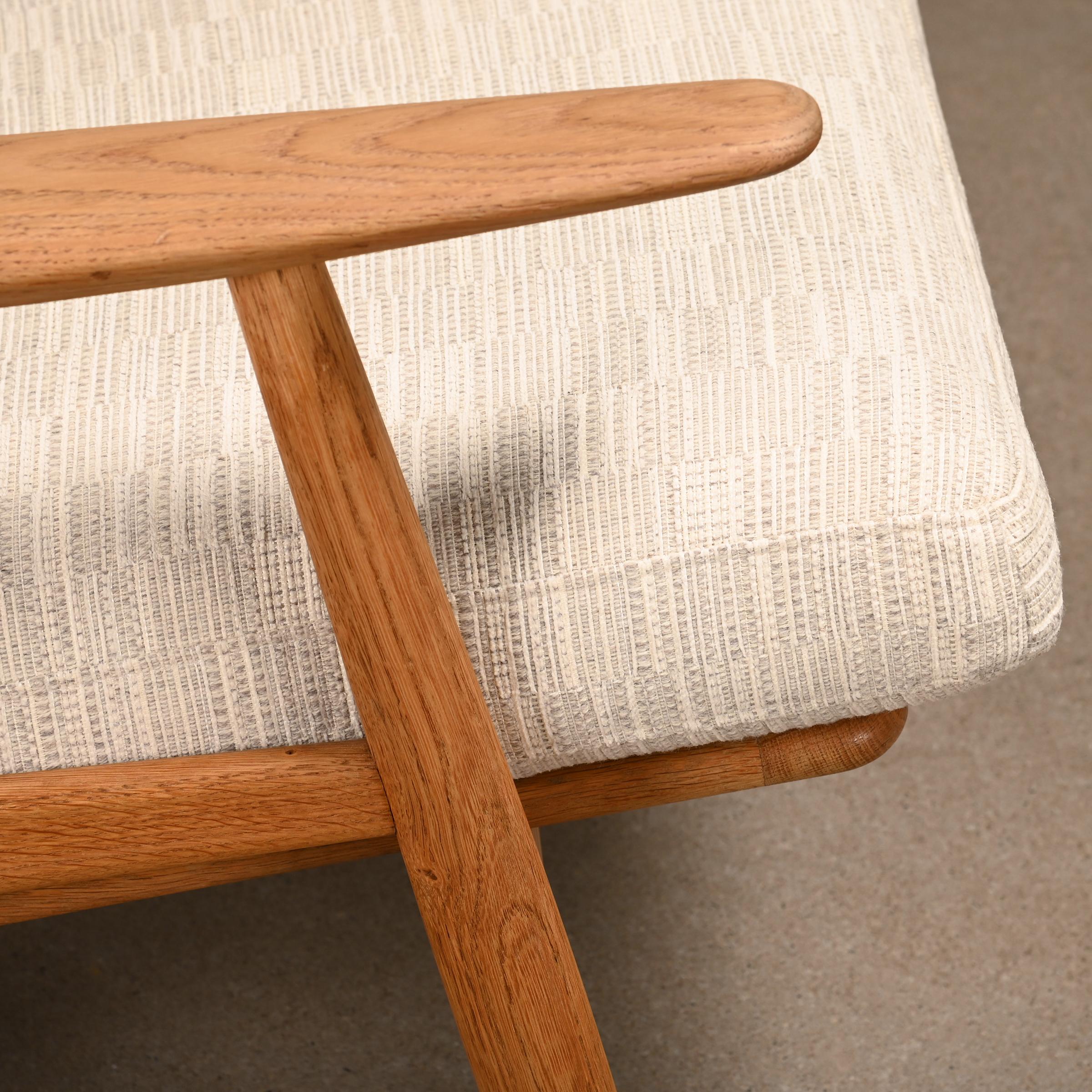 Hans J. Wegner Ge240 'Sigar' Lounge Chair in Oak and Pierre Frey Fabric, GETAMA For Sale 3