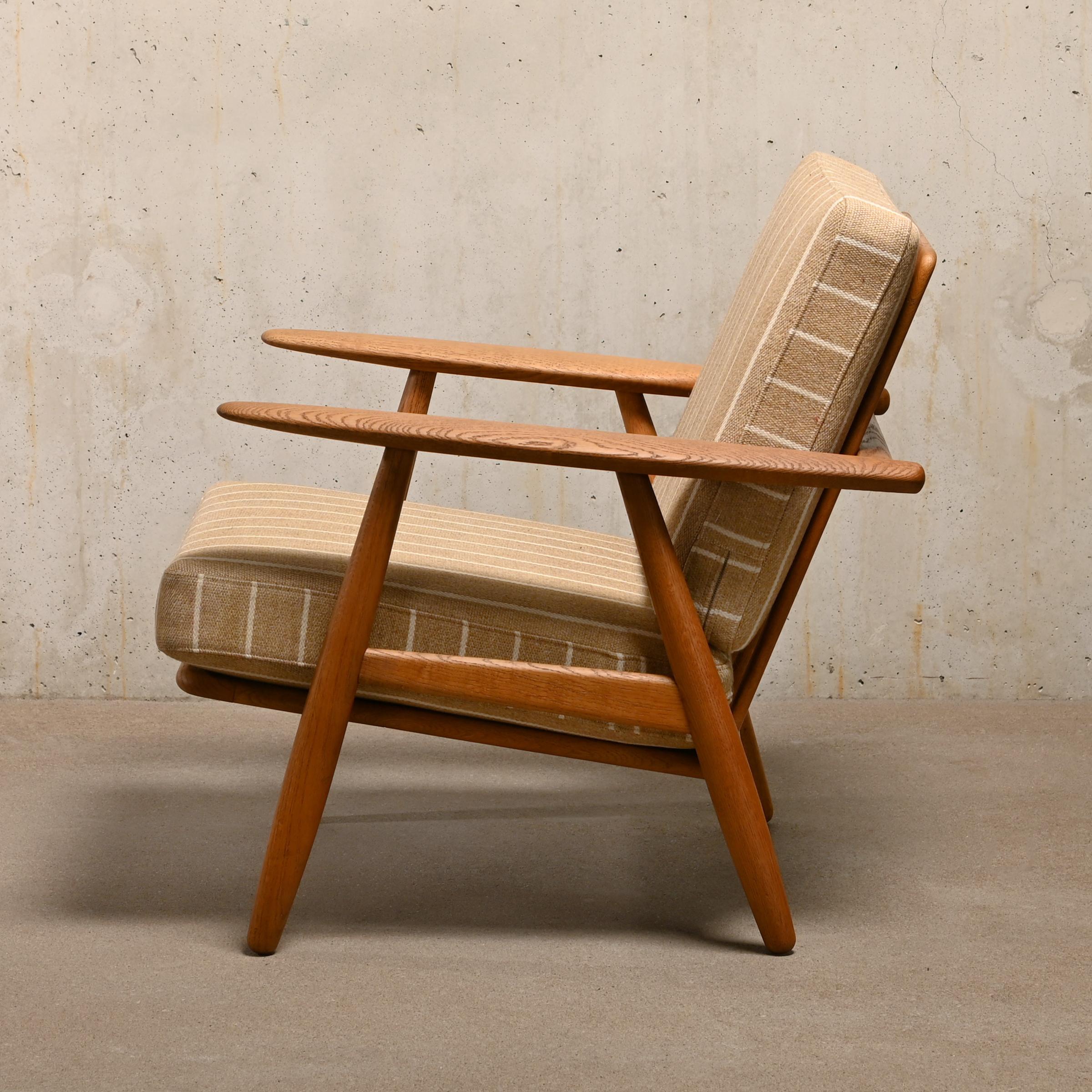 Hans J. Wegner GE240 'Sigar' Lounge Chair in Oak for GETAMA In Good Condition In Amsterdam, NL
