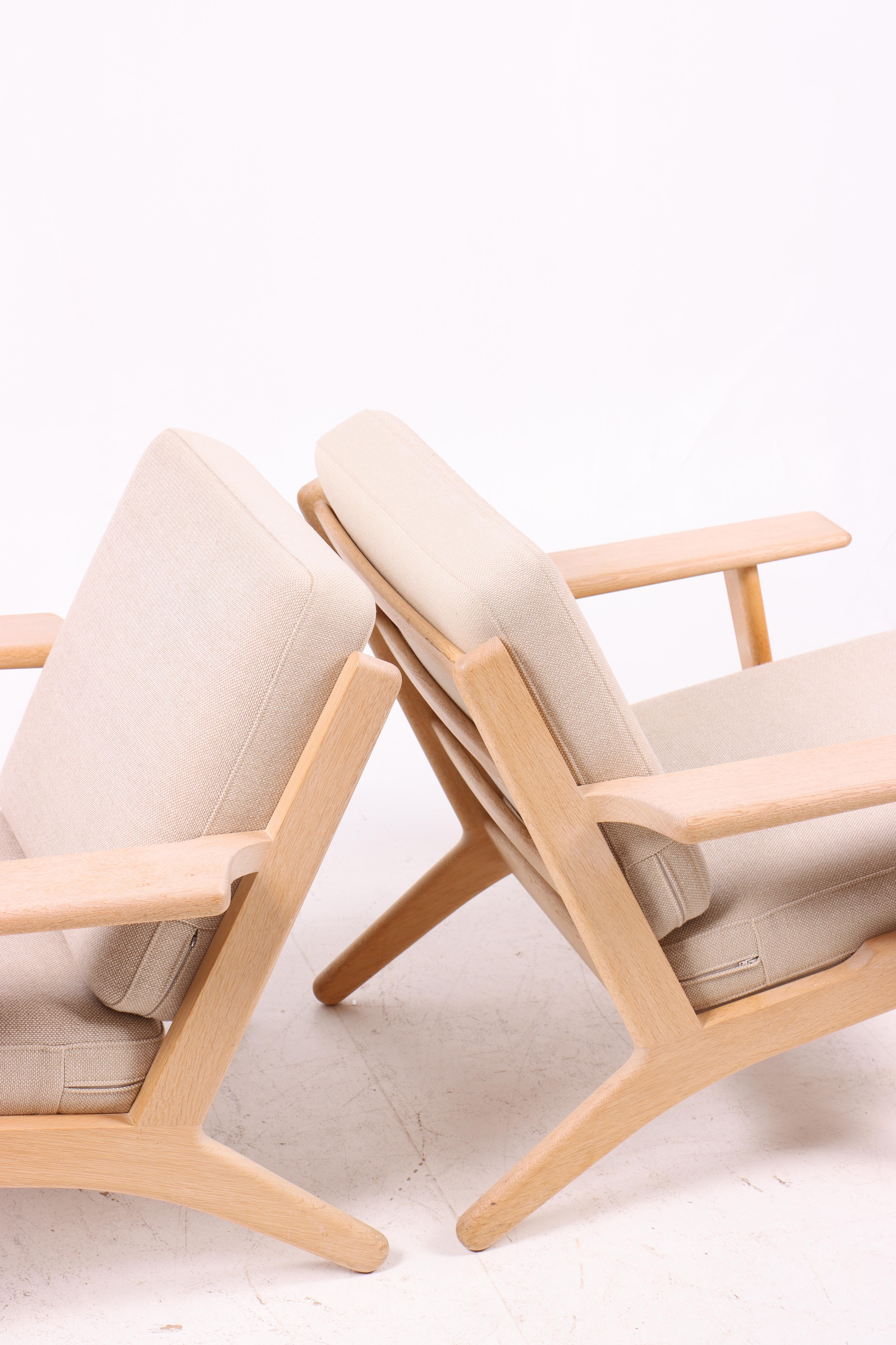 Hans J. Wegner GE290 Lounge Chairs in Oak with Wool Cushions, Getama, 1970s In Good Condition For Sale In Lejre, DK