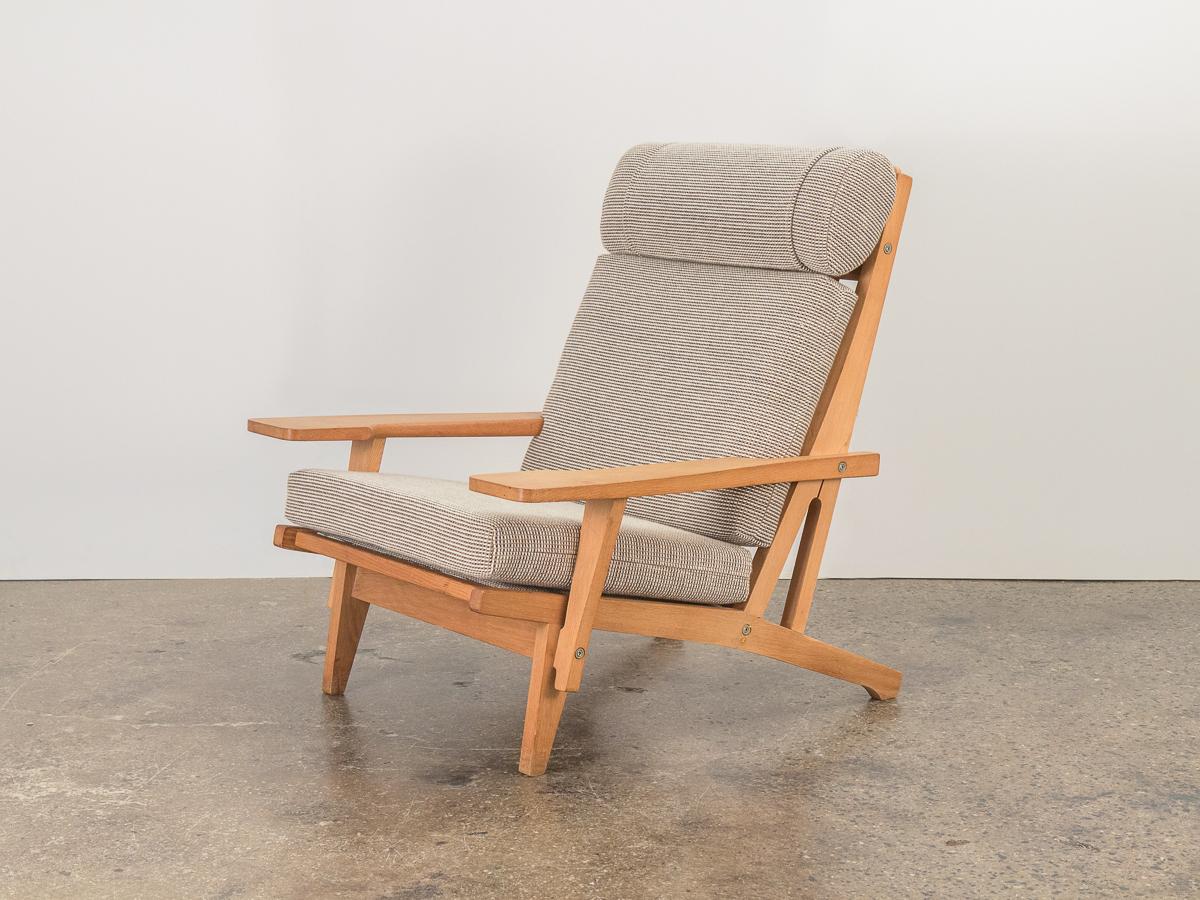 Hans J. Wegner GE375 Oak Lounge Chair In Good Condition In Brooklyn, NY