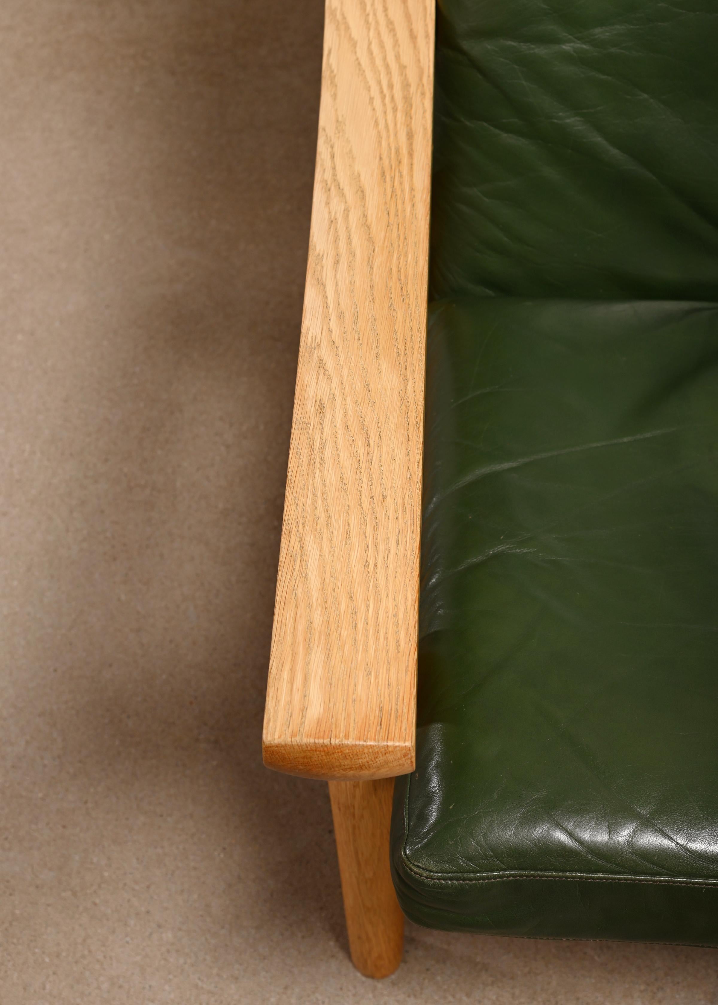 Chaise longue et pouf en chêne et cuir vert Hans J. Wegner GE530, GETAMA 3